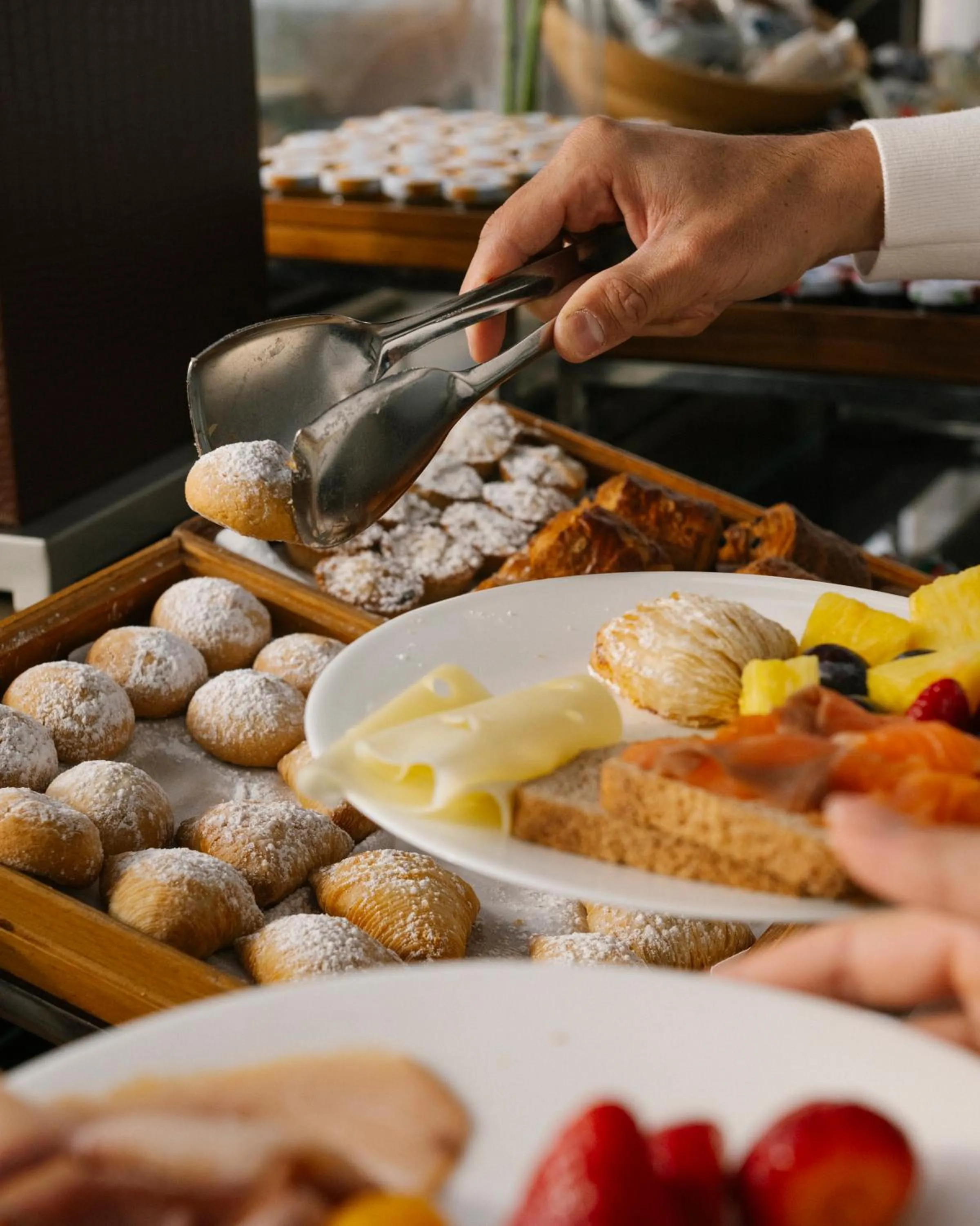 Breakfast in De Bonart Naples, Curio Collection By Hilton