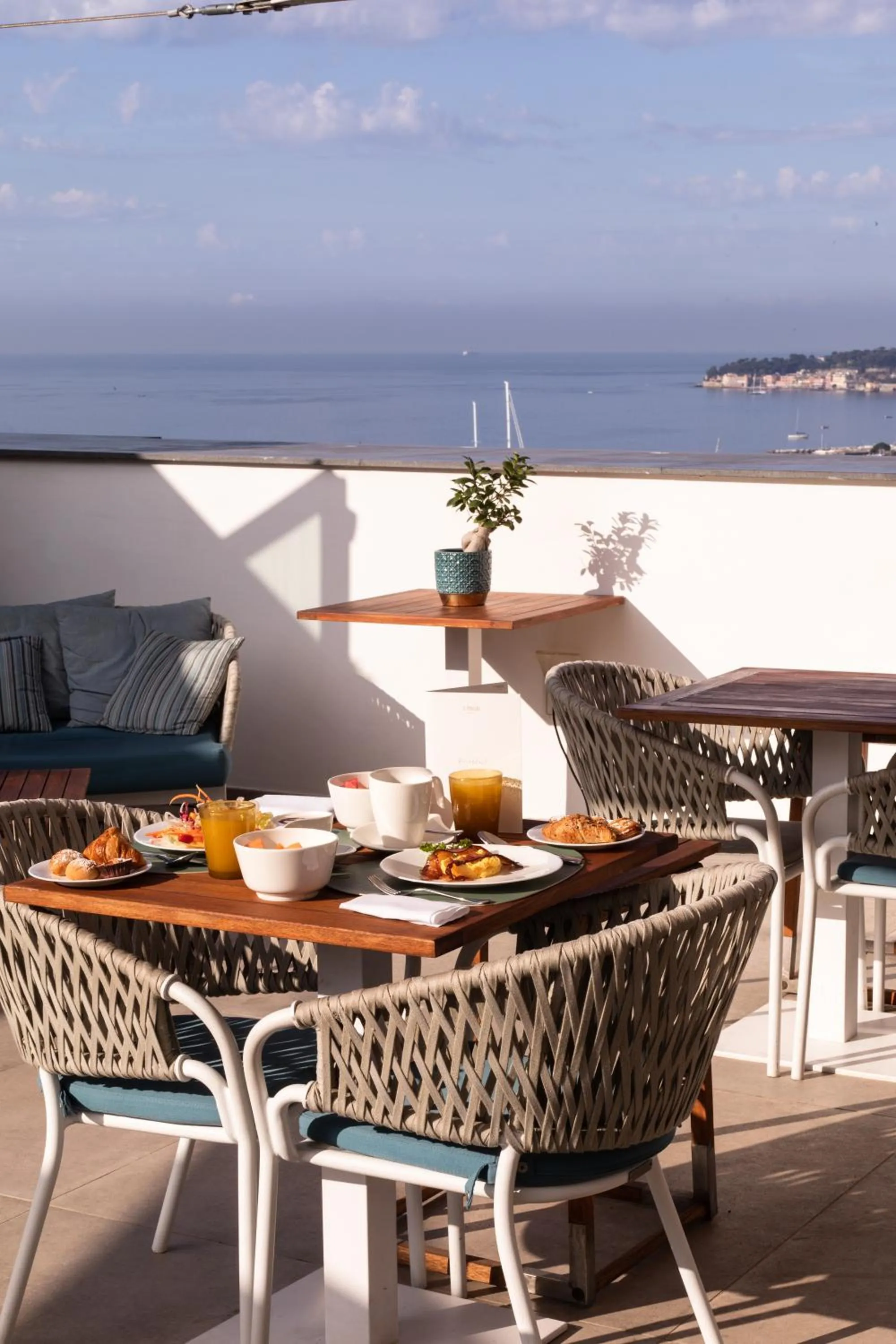 Breakfast in De Bonart Naples, Curio Collection By Hilton