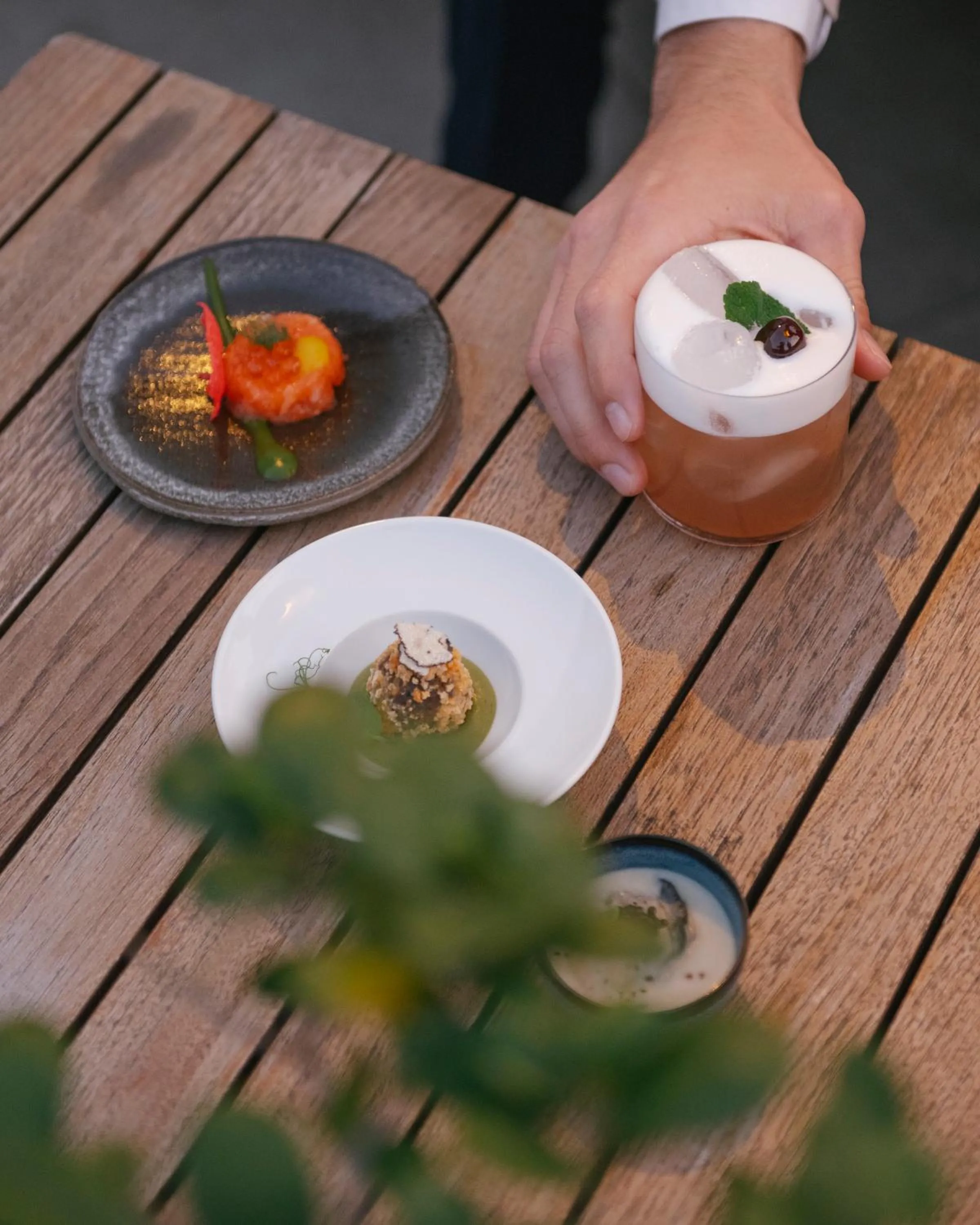 Lounge or bar in De Bonart Naples, Curio Collection By Hilton