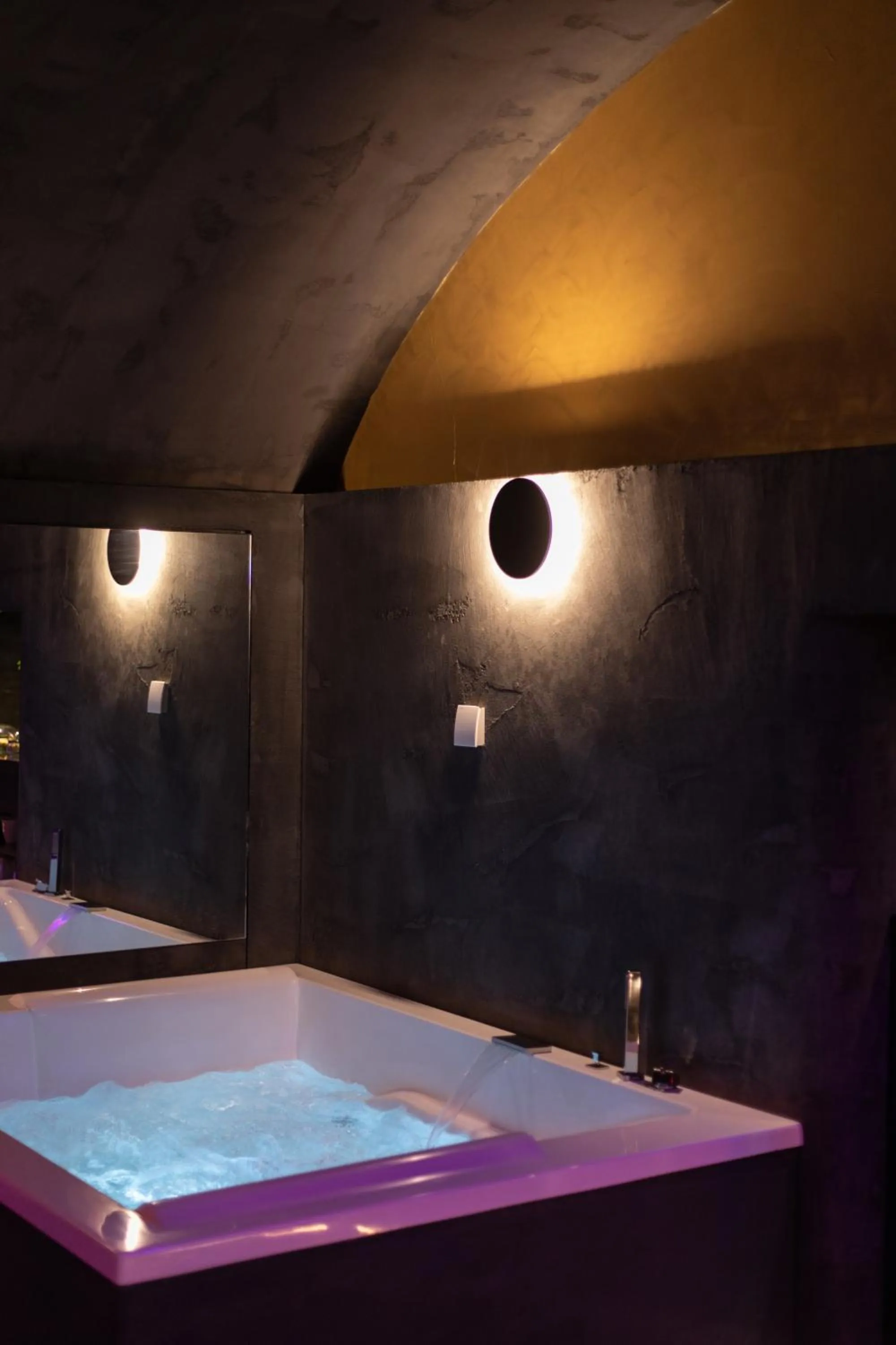 Spa and wellness centre/facilities in De Bonart Naples, Curio Collection By Hilton