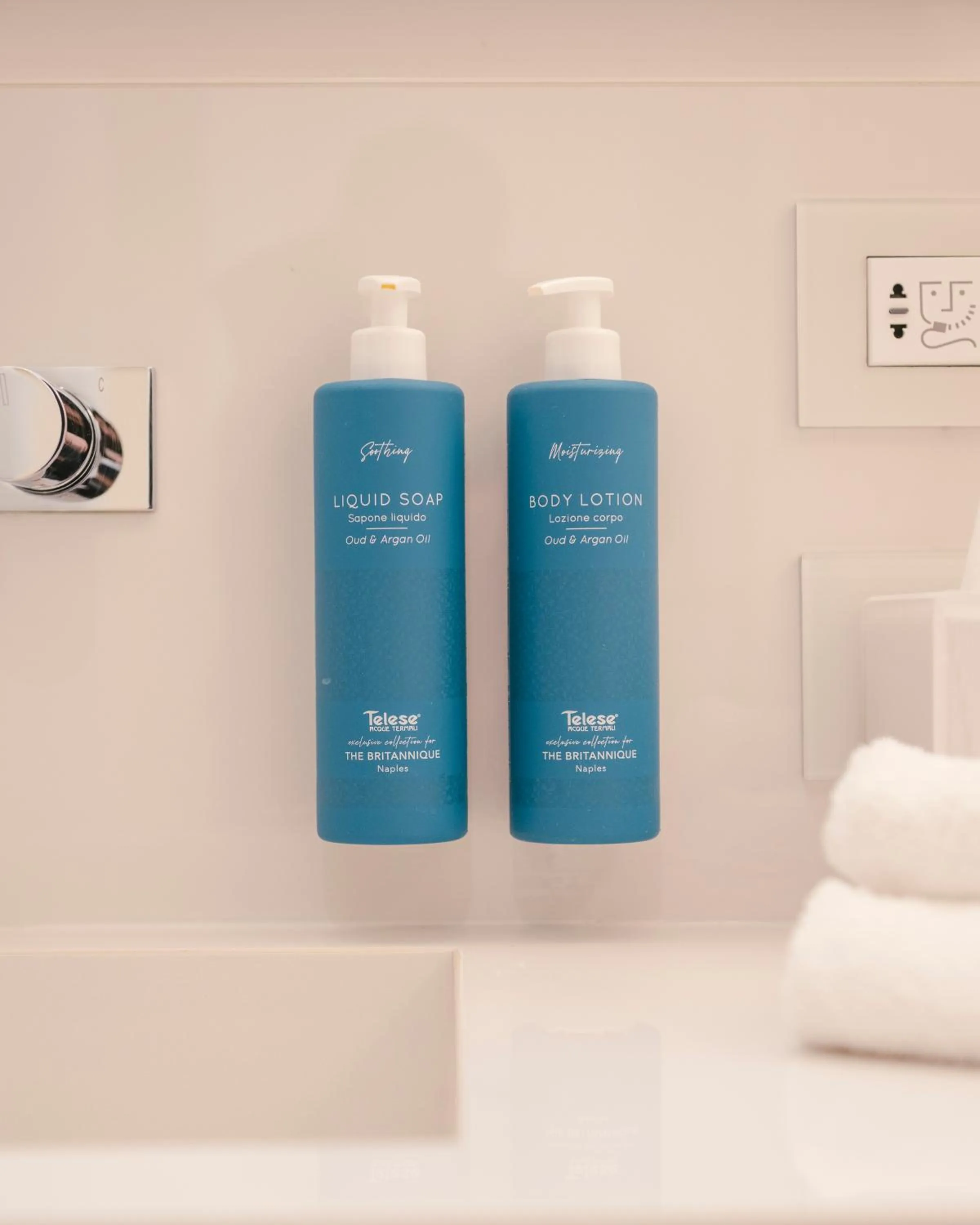 Bathroom in De Bonart Naples, Curio Collection By Hilton