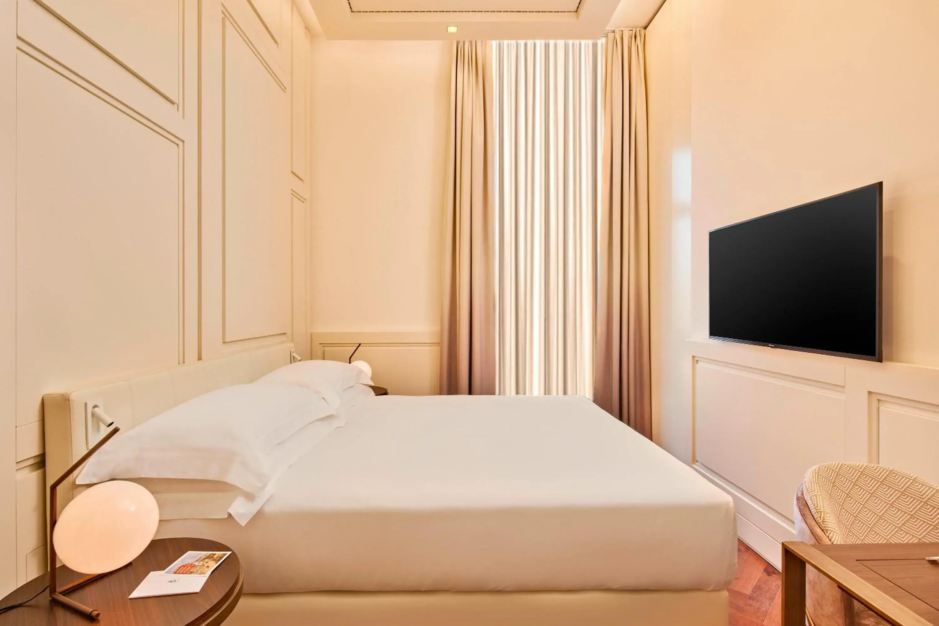 King Guest Room in De Bonart Naples, Curio Collection By Hilton King Guest Room in De Bonart Naples, Curio Collection By Hilton