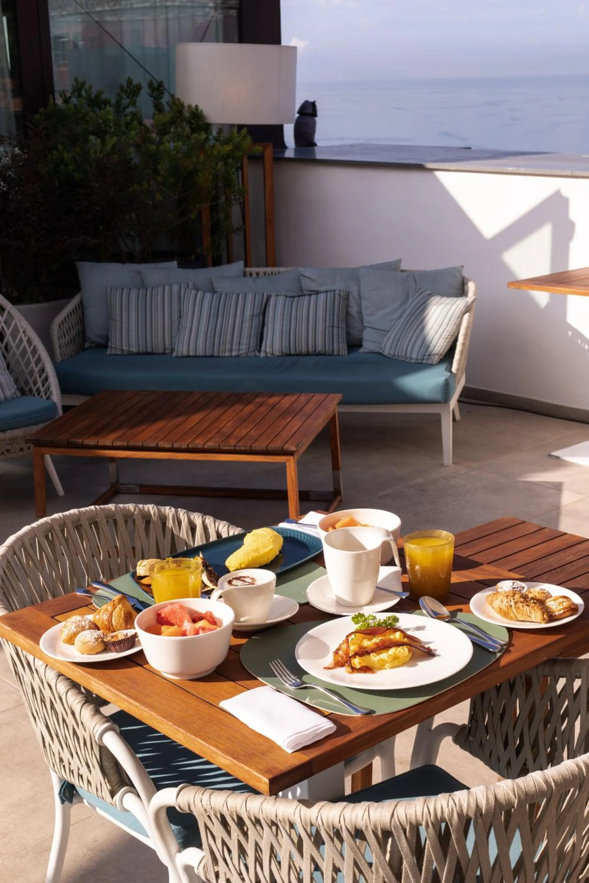 Breakfast in De Bonart Naples, Curio Collection By Hilton