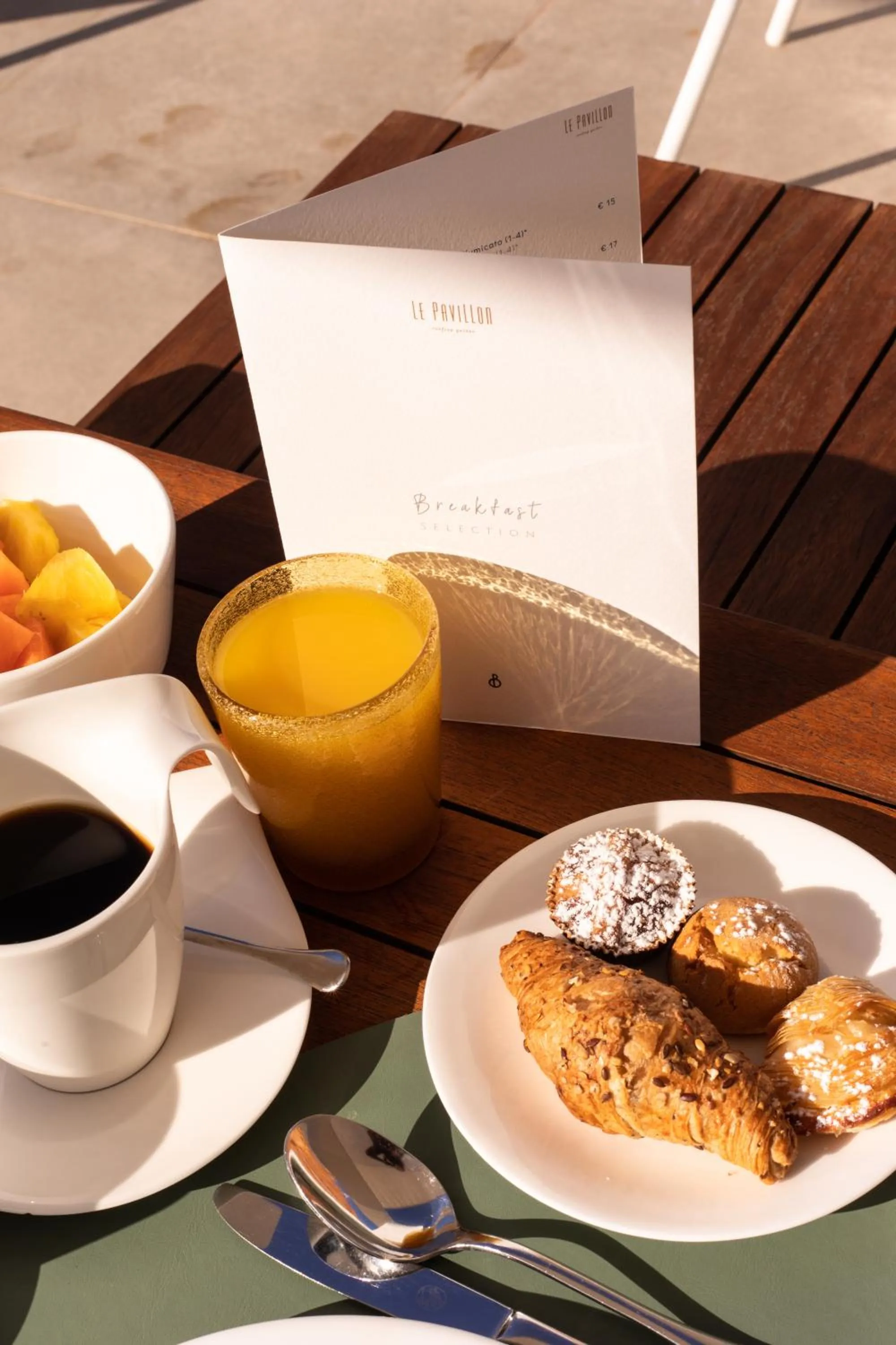Breakfast in De Bonart Naples, Curio Collection By Hilton