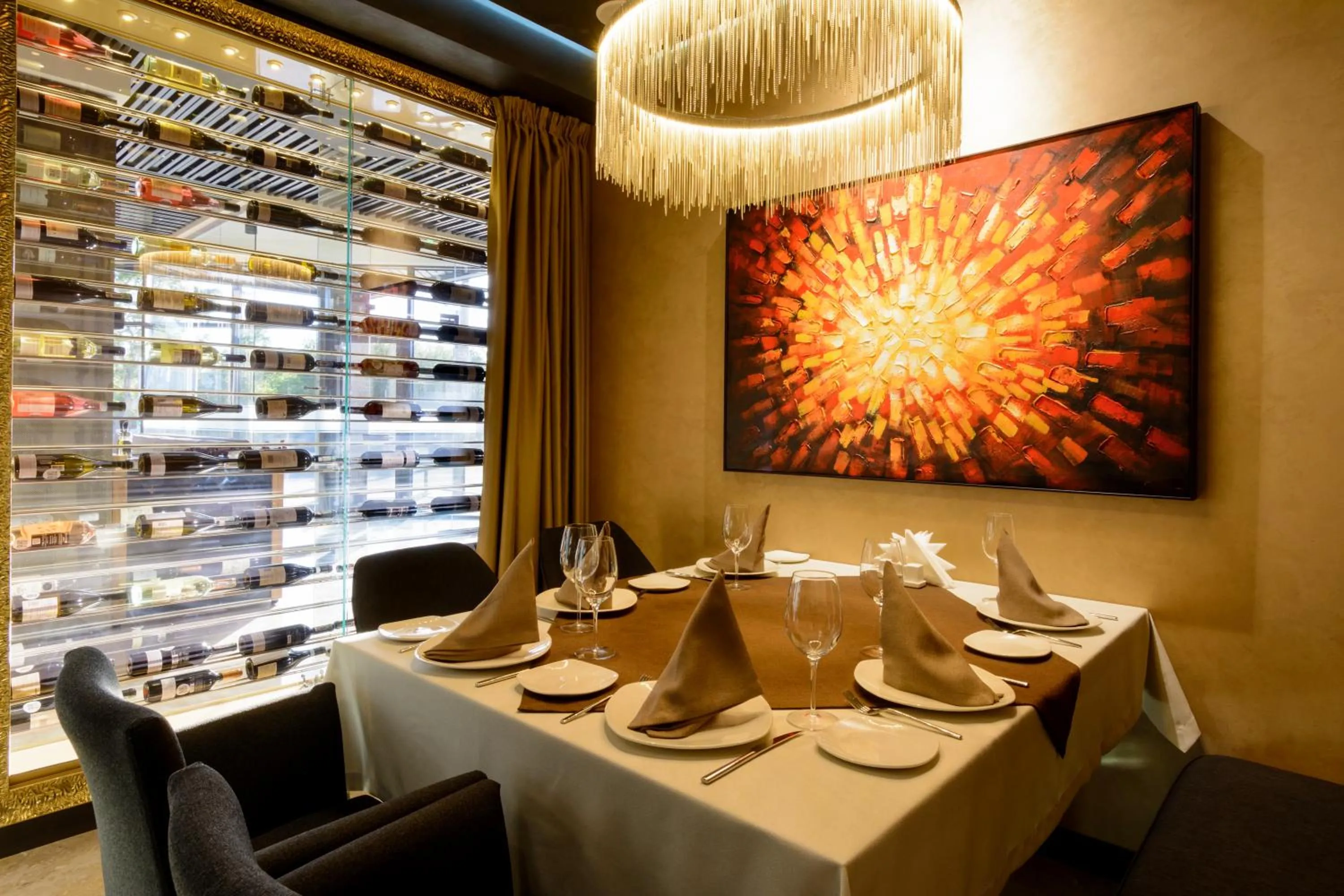 Restaurant/places to eat in Hotel Senator