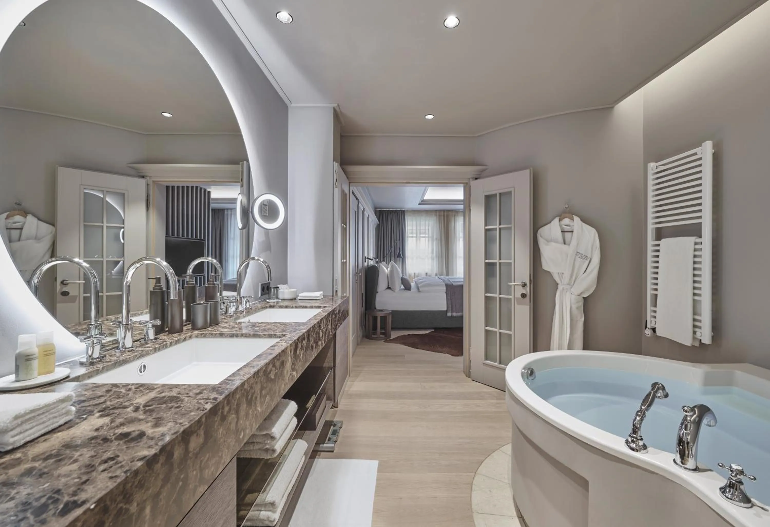 Toilet in Hotel Weisses Roessl