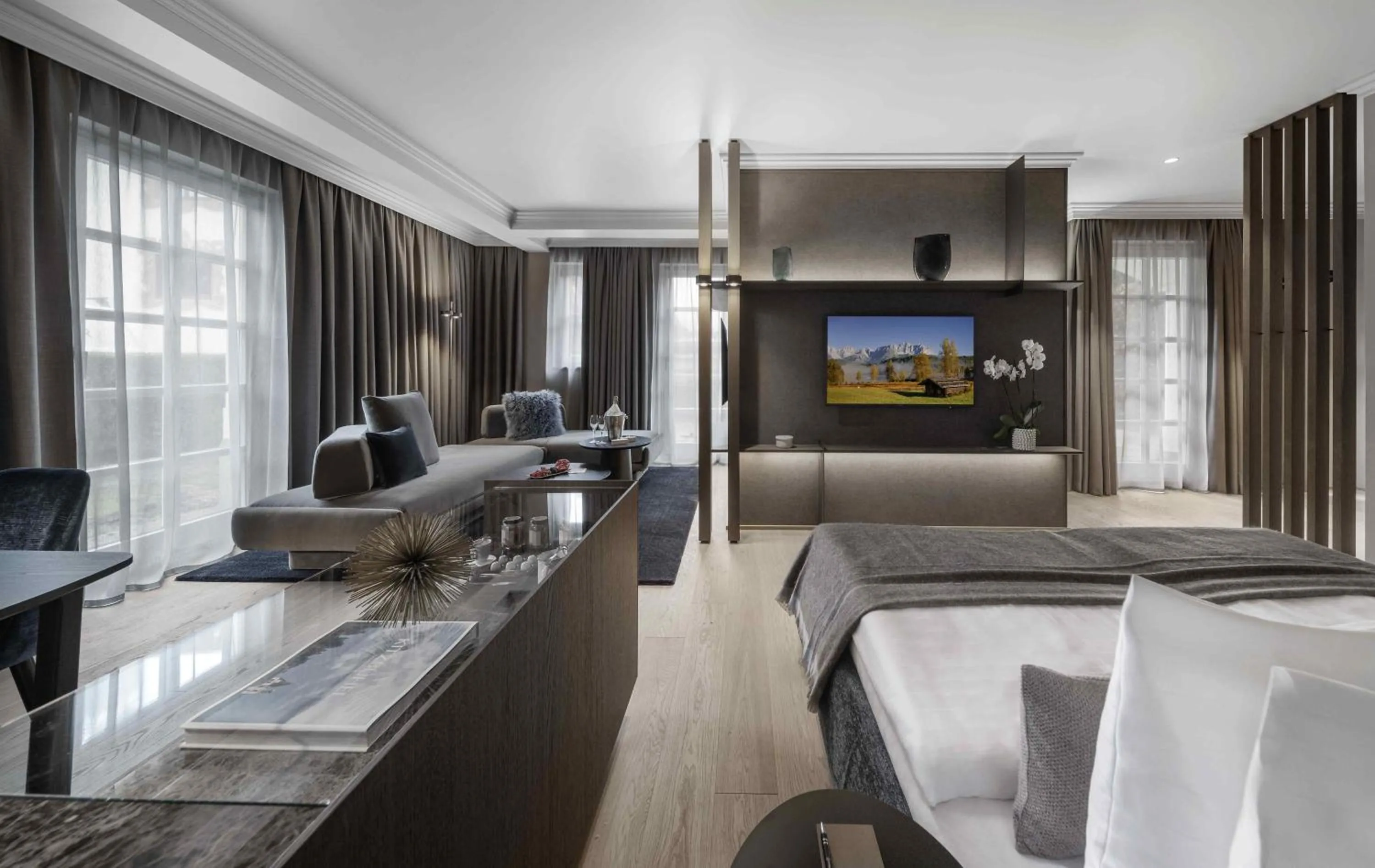 TV and multimedia, Bed in Hotel Weisses Roessl