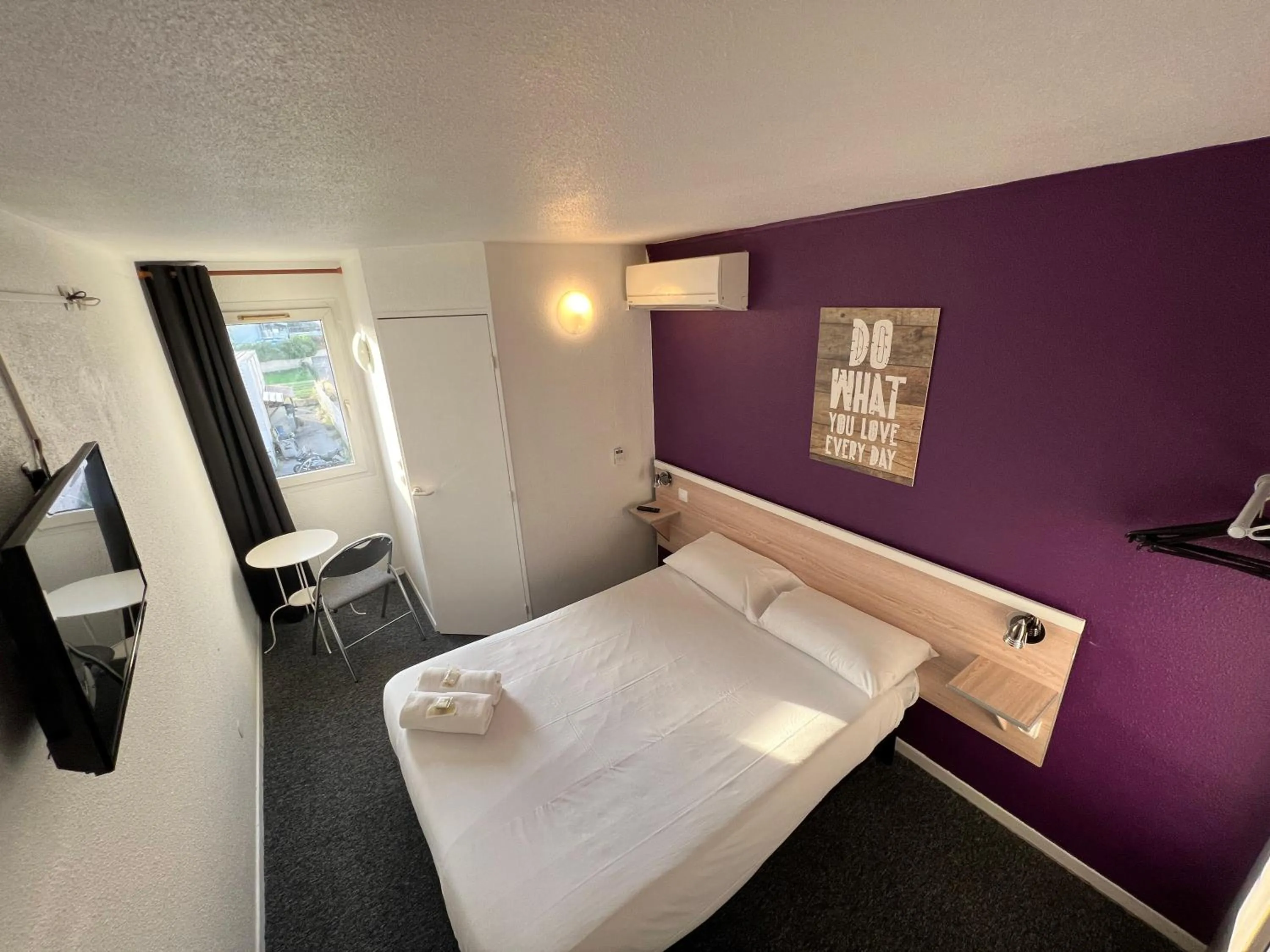 Bedroom, Bed in L'Escale d'Alès HOTEL