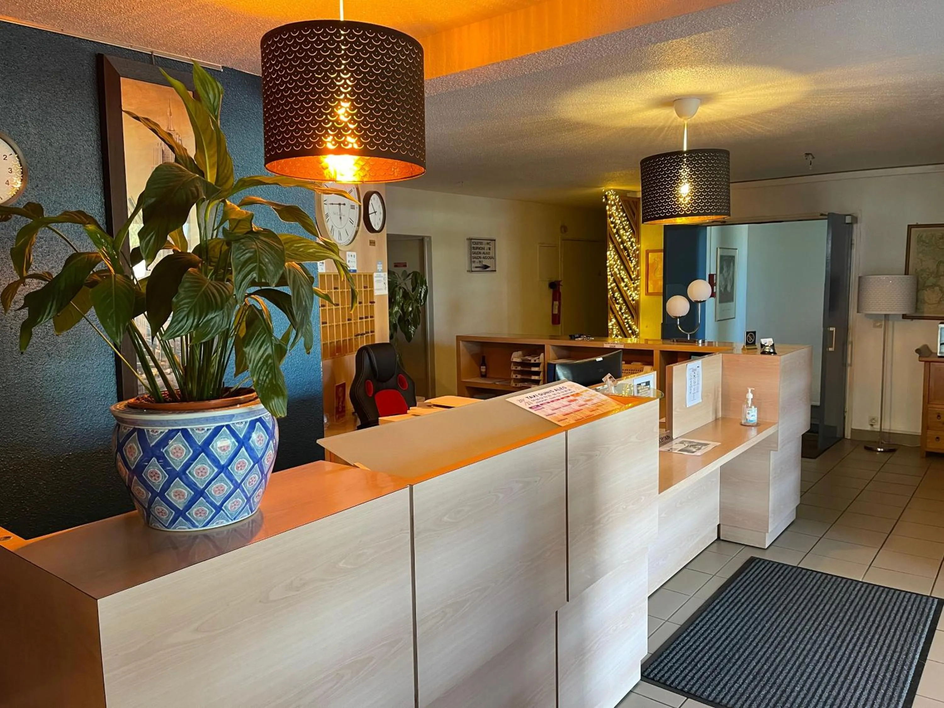 Lobby or reception in L'Escale d'Alès HOTEL