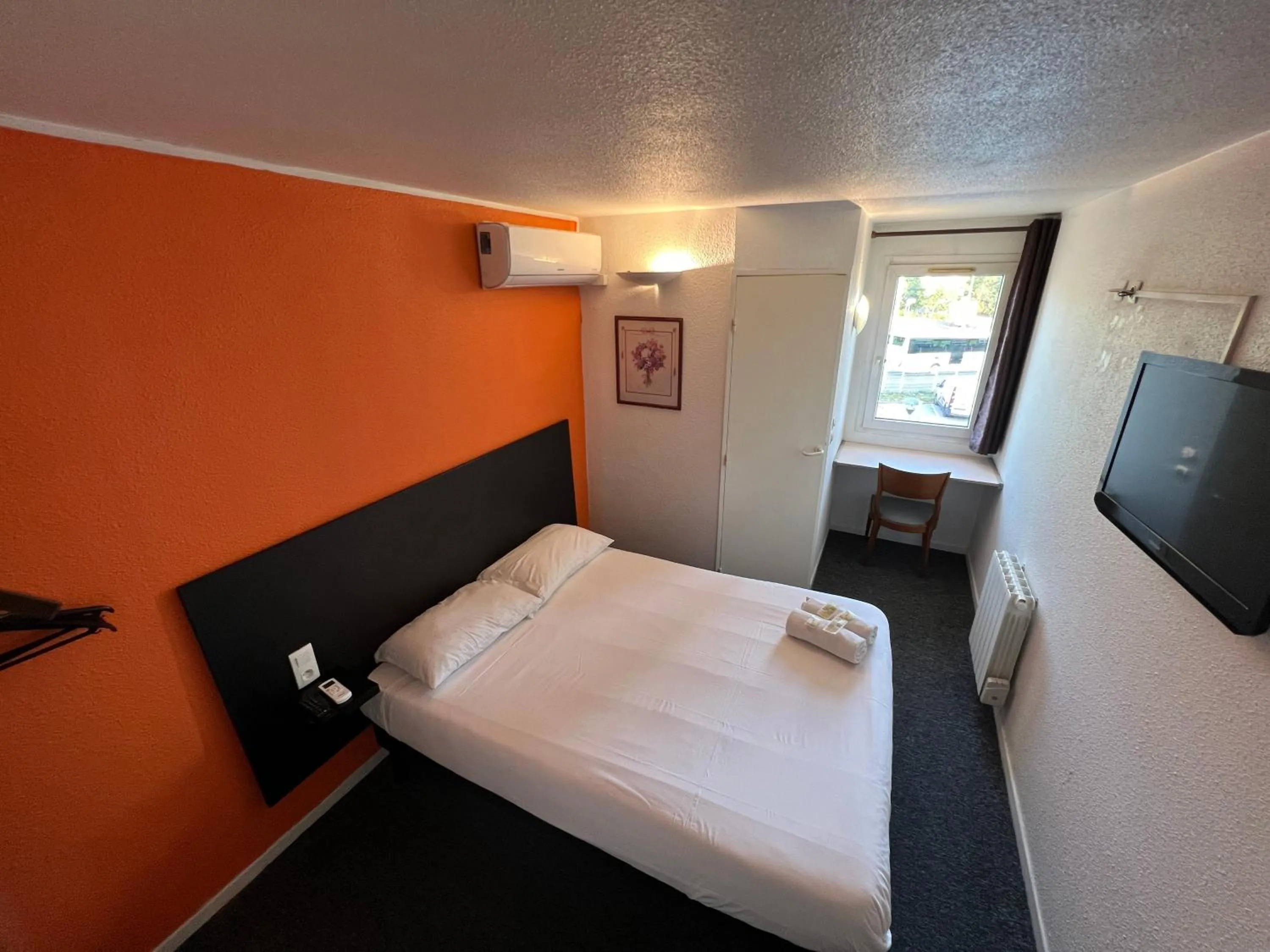 Bedroom, Bed in L'Escale d'Alès HOTEL