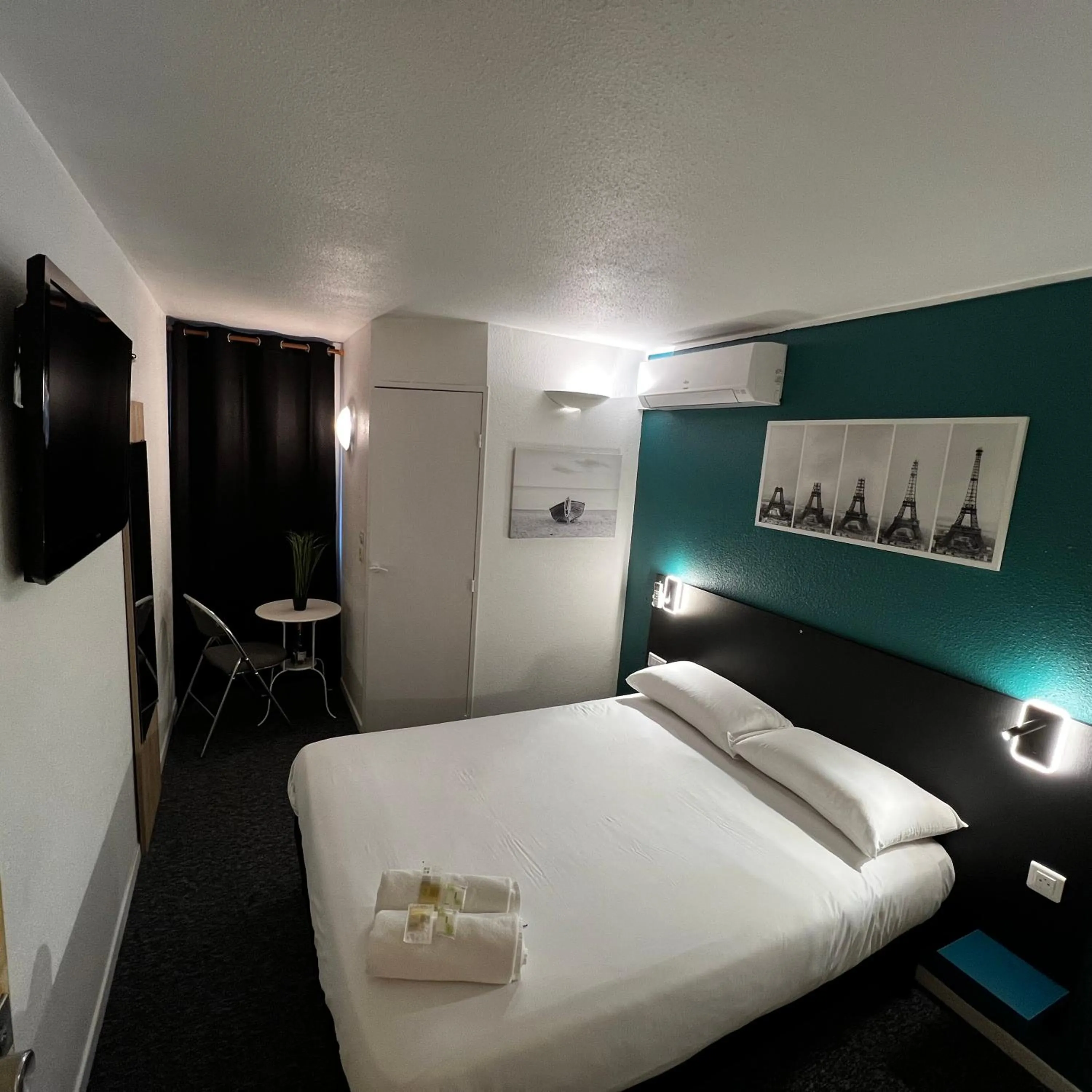 Bedroom, Bed in L'Escale d'Alès HOTEL