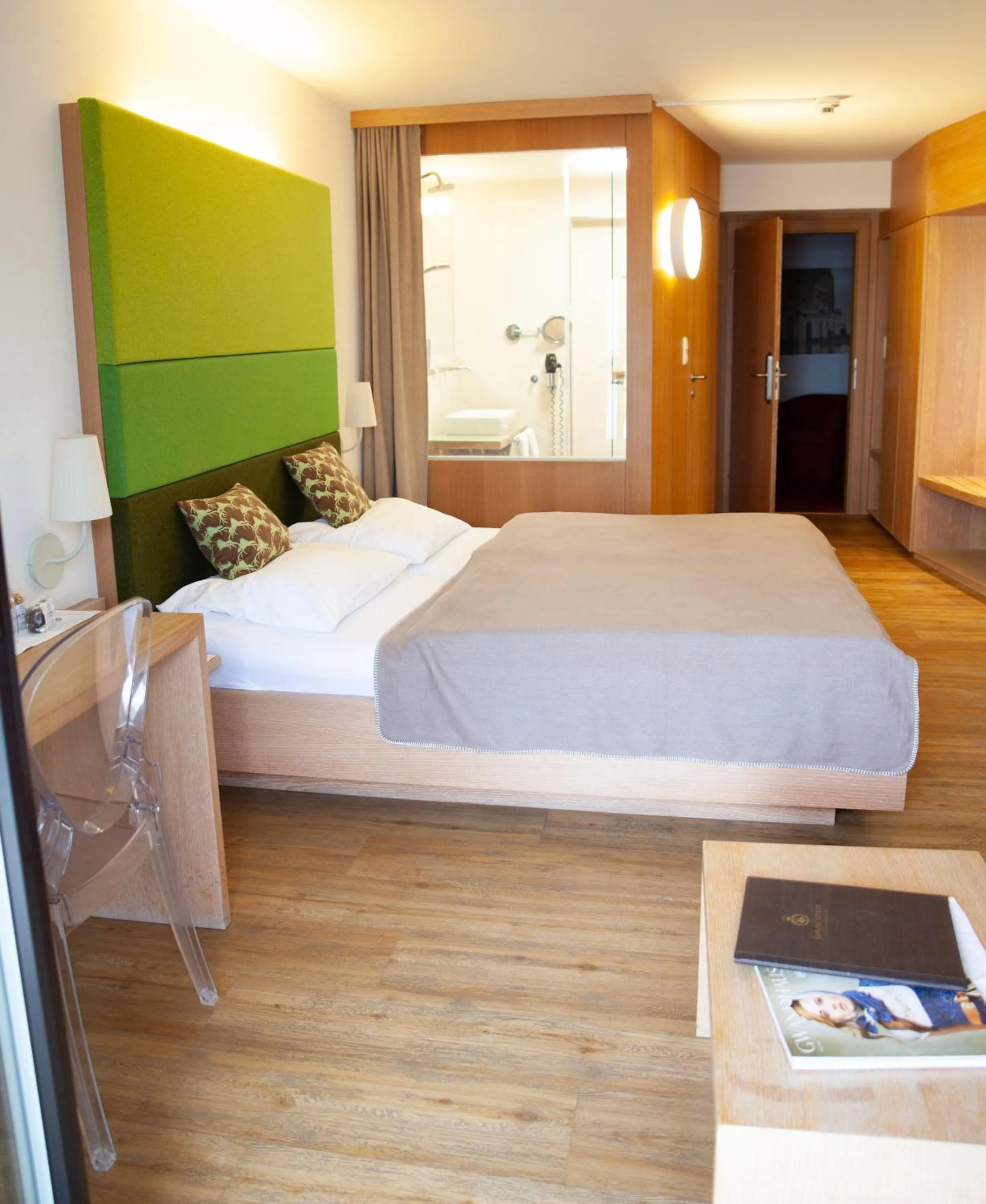 Photo of the whole room, Bed in Seehotel Schwan