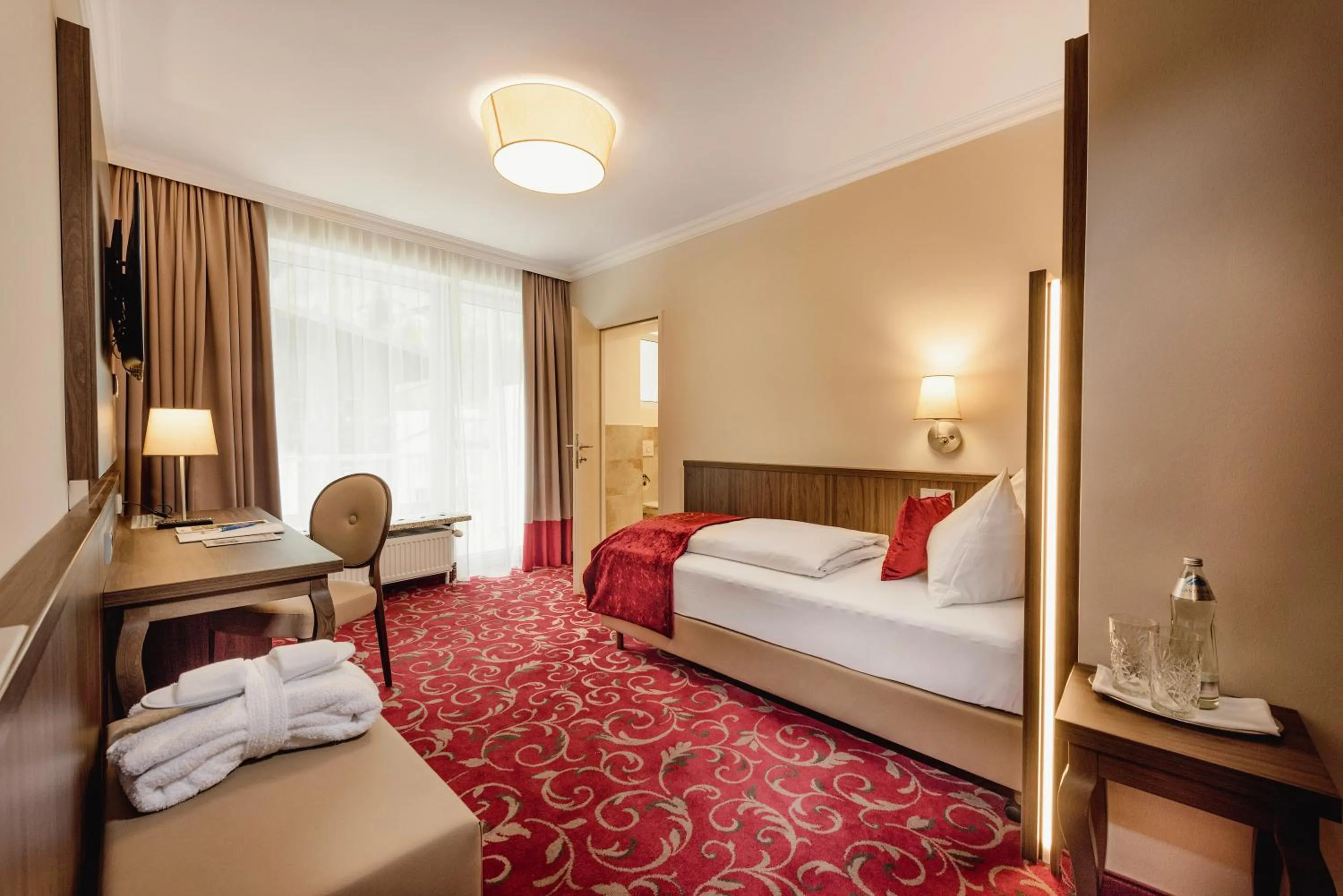 Bed in Hotel Norica - Thermenhotels Gastein mit dem Bademantel direkt in die Therme