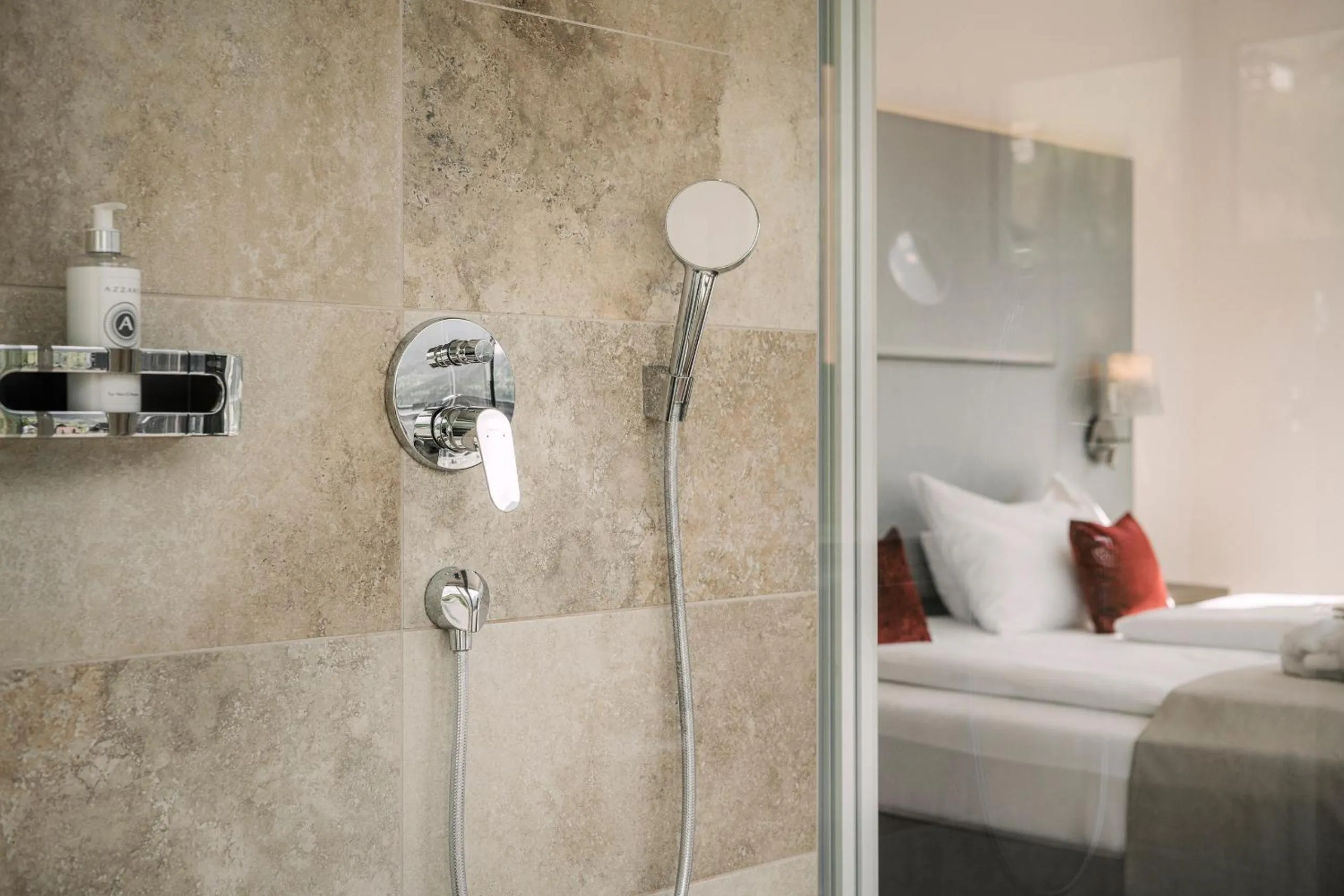 Shower, Bed in Hotel Norica - Thermenhotels Gastein mit dem Bademantel direkt in die Therme