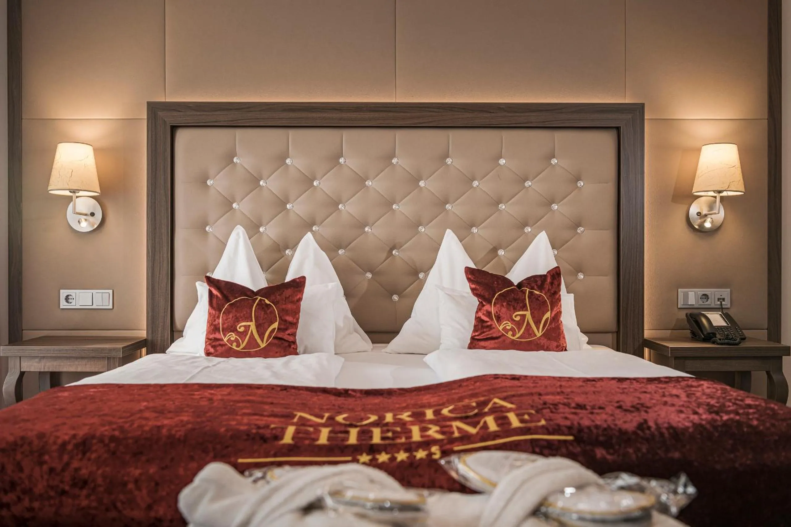 Bed in Hotel Norica - Thermenhotels Gastein mit dem Bademantel direkt in die Therme