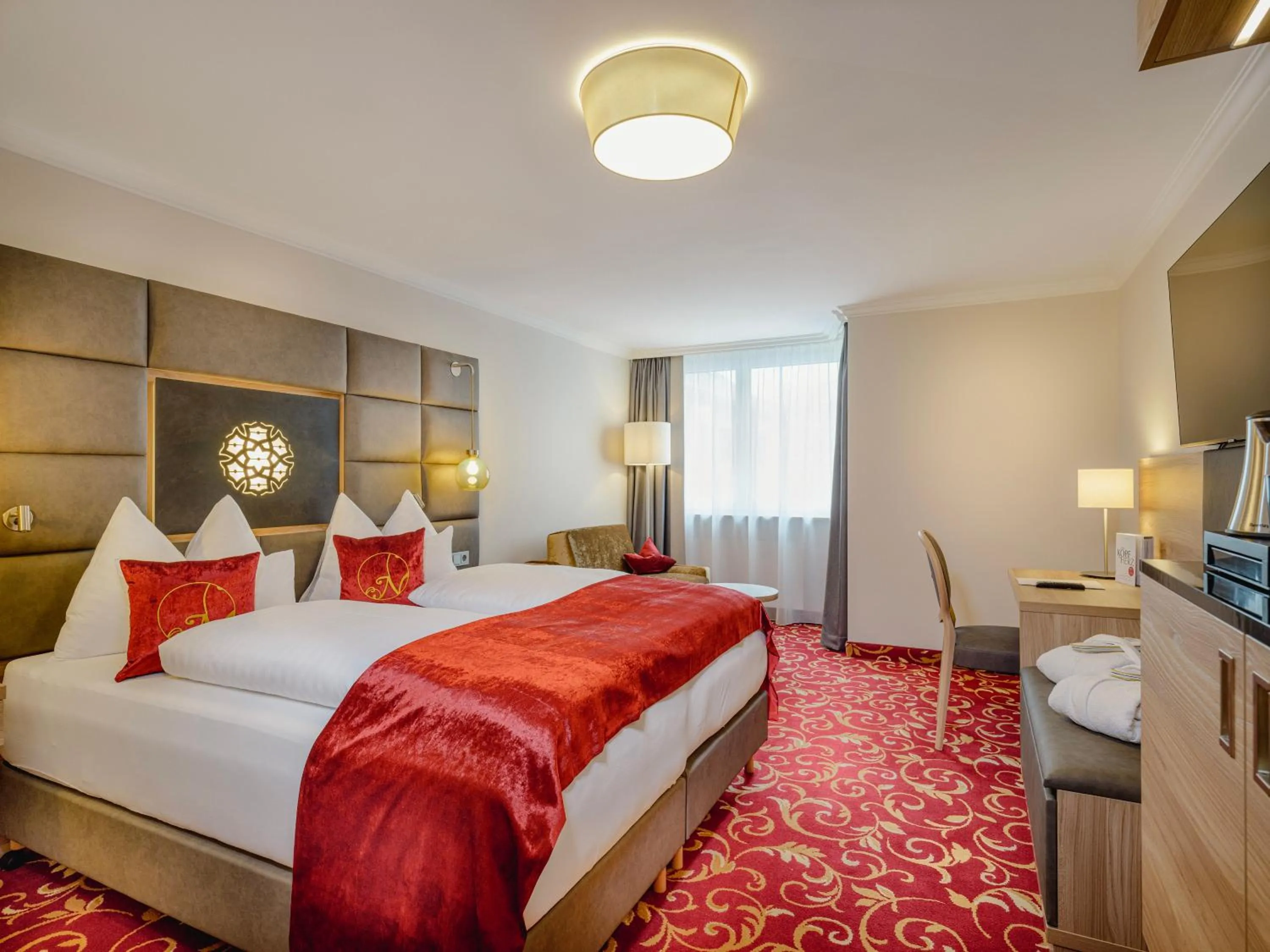 Bed in Hotel Norica - Thermenhotels Gastein mit dem Bademantel direkt in die Therme