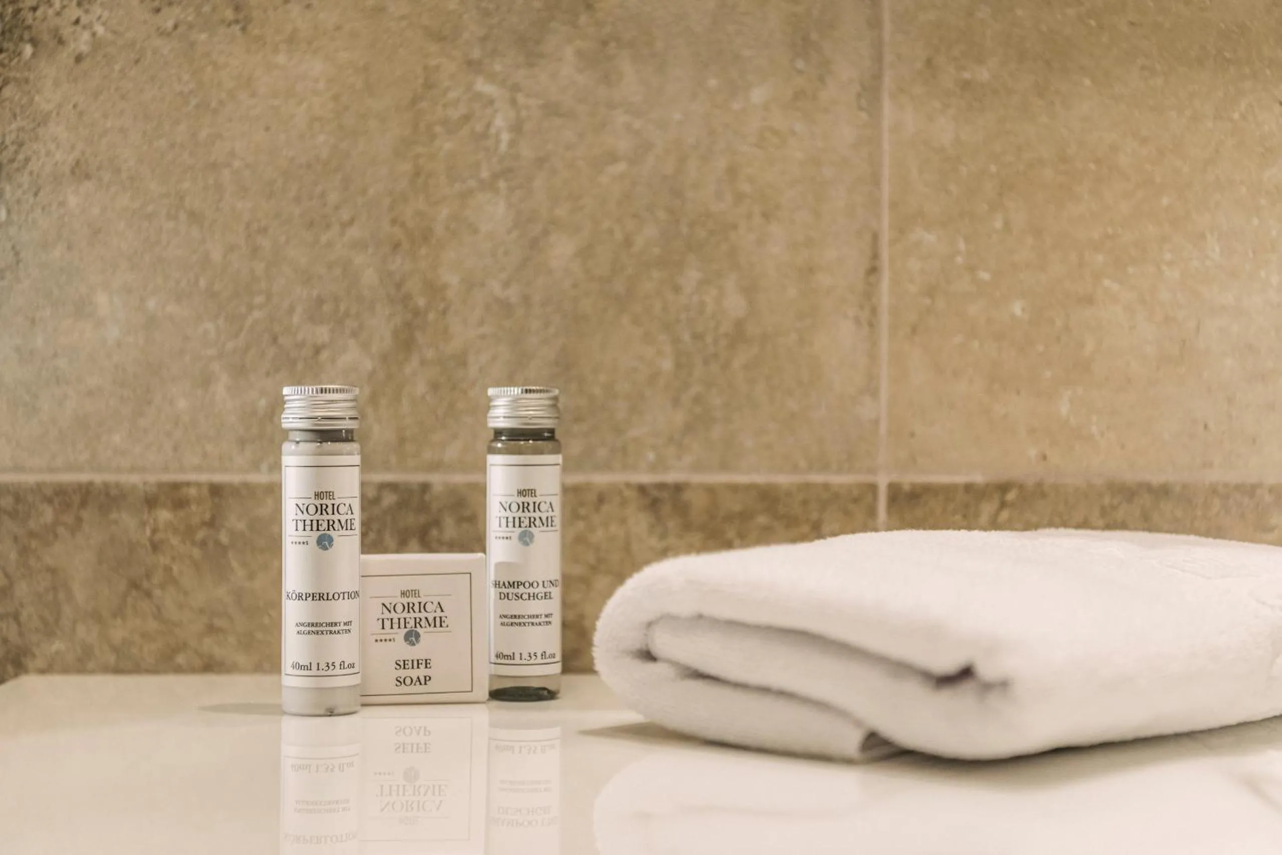 Bathroom in Hotel Norica - Thermenhotels Gastein mit dem Bademantel direkt in die Therme