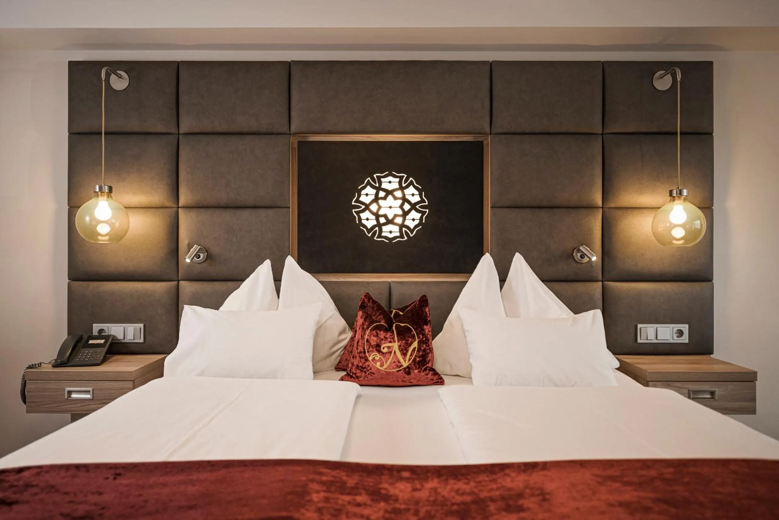 Bed in Hotel Norica - Thermenhotels Gastein mit dem Bademantel direkt in die Therme