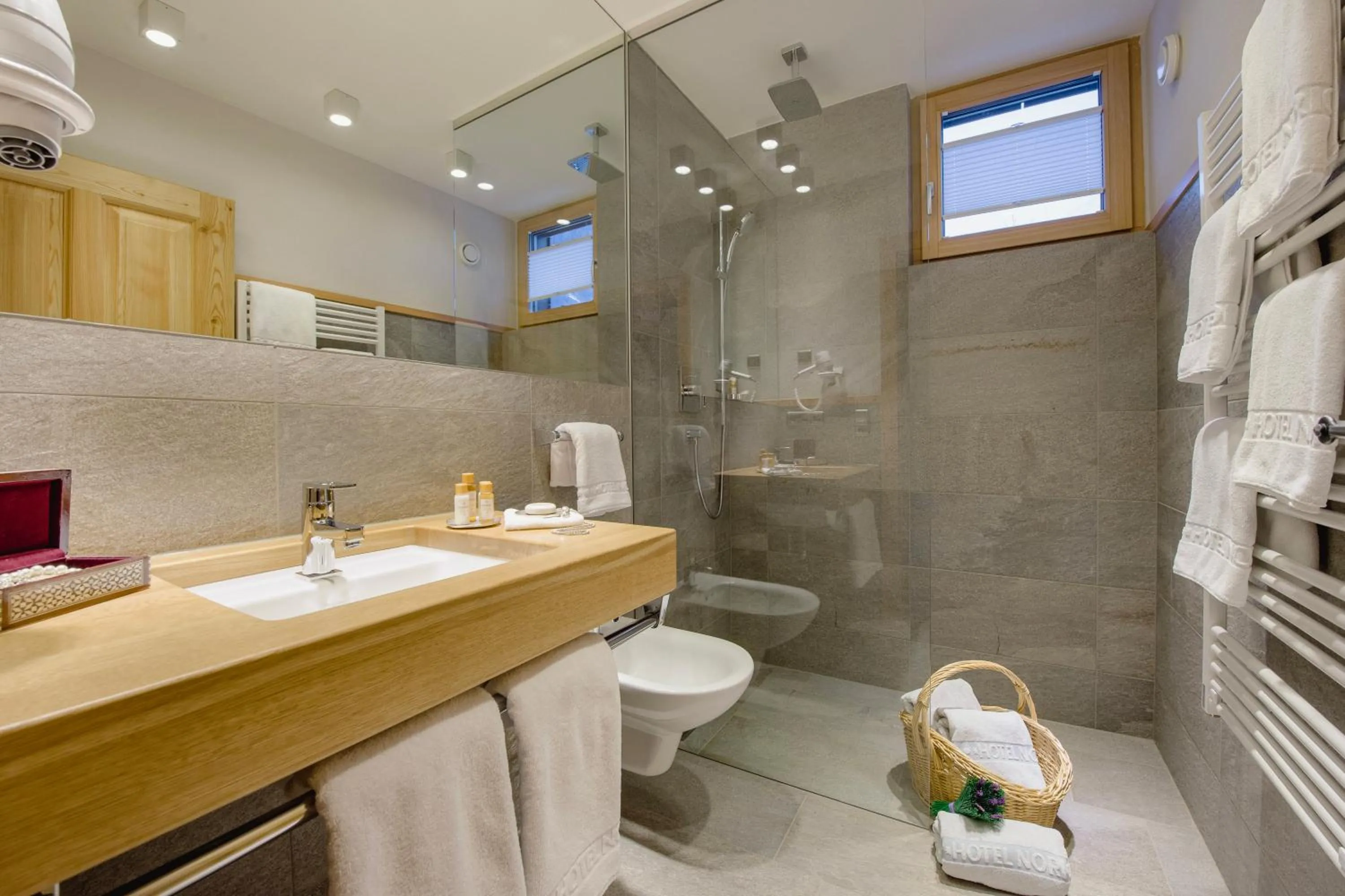 Shower in Hotel Norica - Thermenhotels Gastein mit dem Bademantel direkt in die Therme