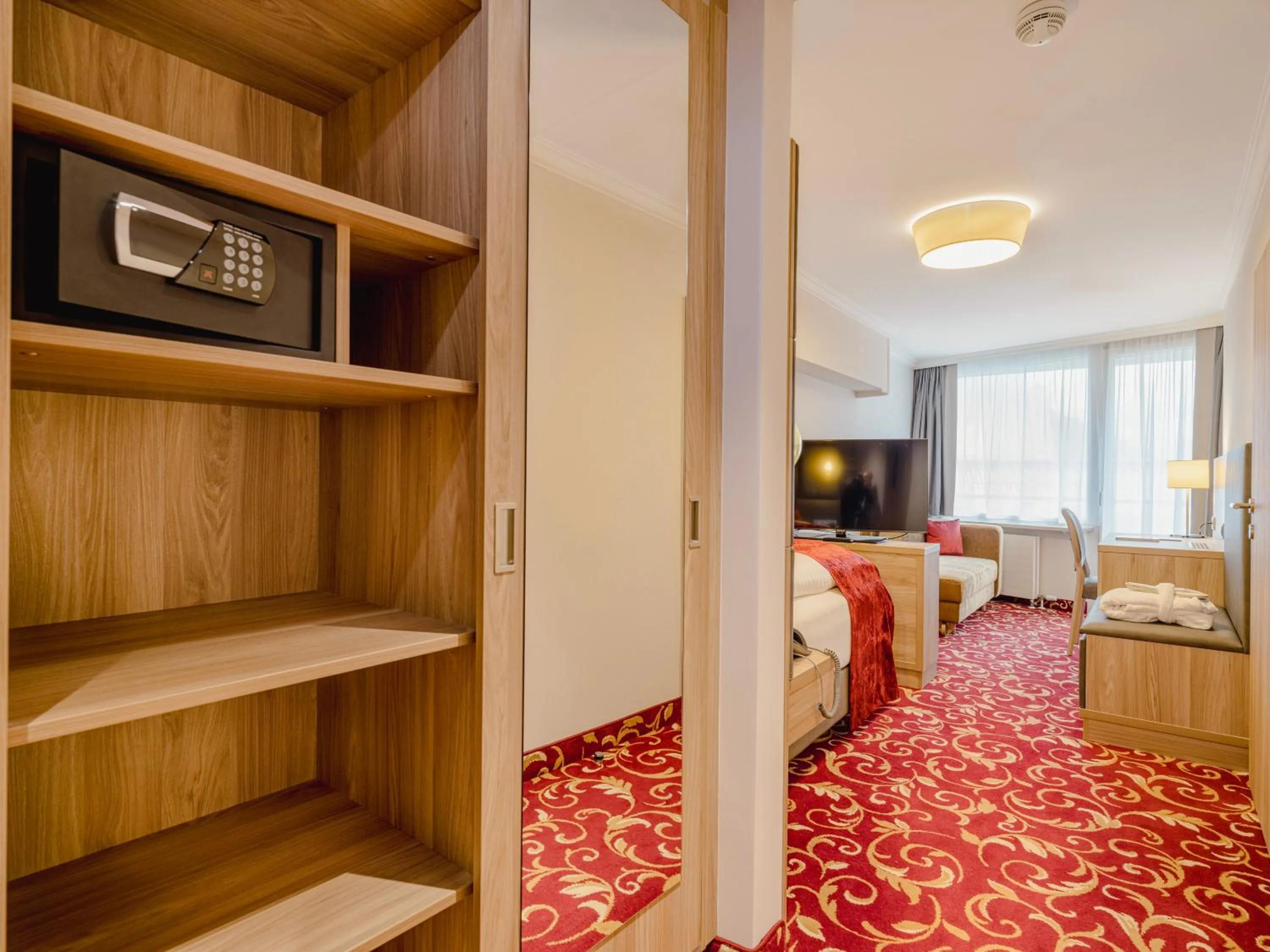 Bed in Hotel Norica - Thermenhotels Gastein mit dem Bademantel direkt in die Therme