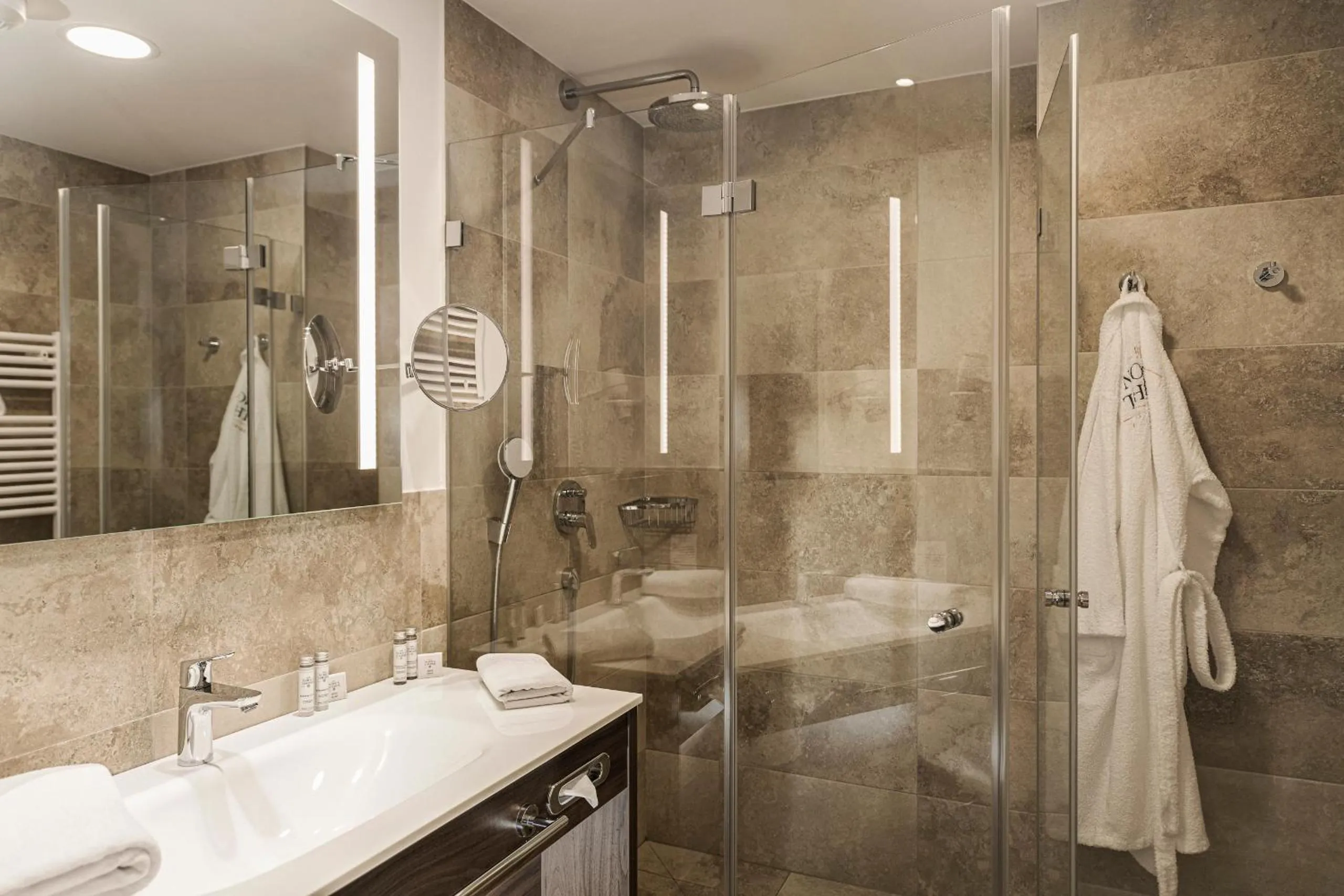 Shower in Hotel Norica - Thermenhotels Gastein mit dem Bademantel direkt in die Therme