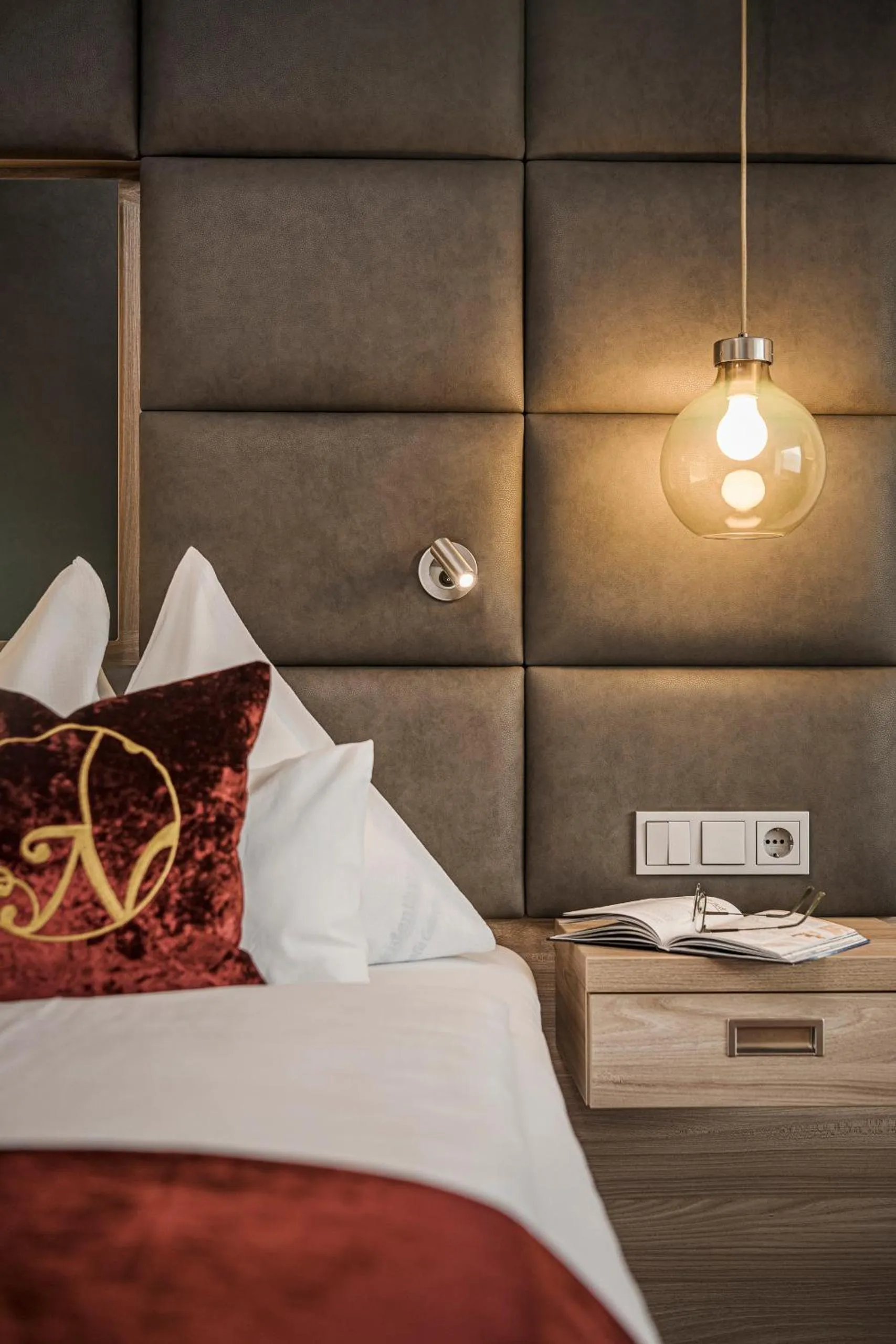 Photo of the whole room, Bed in Hotel Norica - Thermenhotels Gastein mit dem Bademantel direkt in die Therme