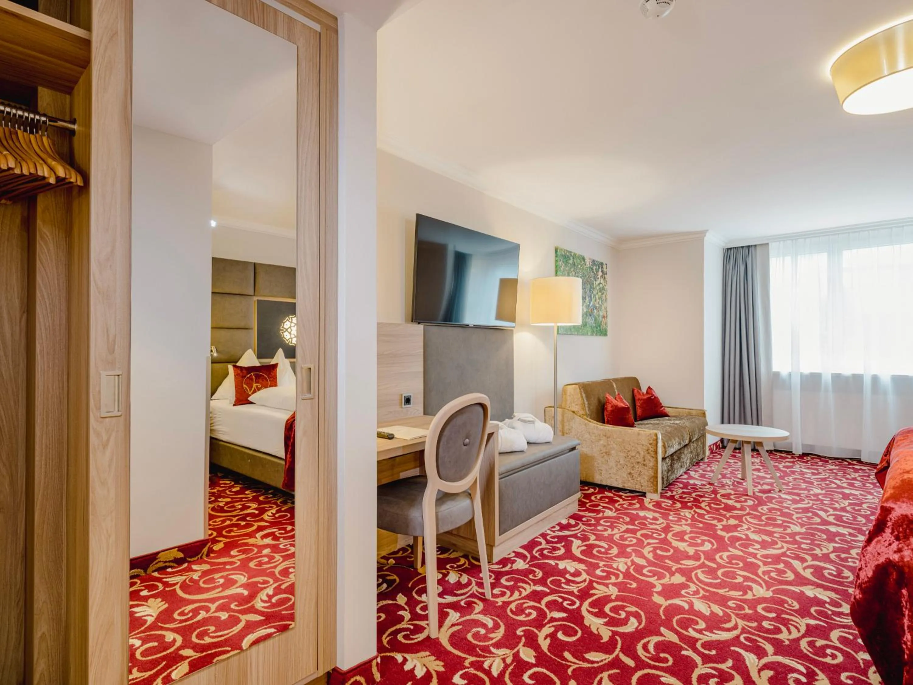 Seating area, Bed in Hotel Norica - Thermenhotels Gastein mit dem Bademantel direkt in die Therme