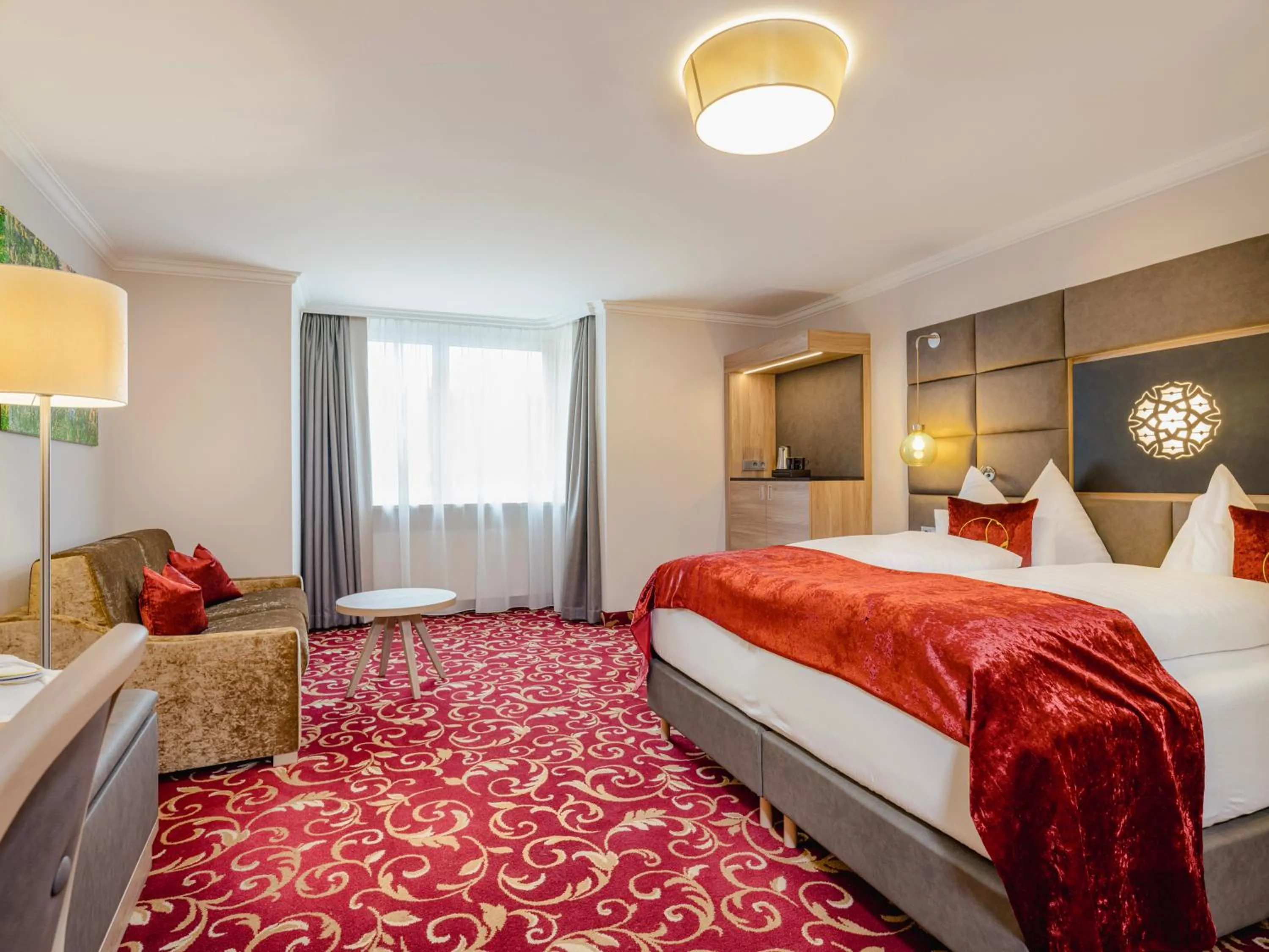 Photo of the whole room, Bed in Hotel Norica - Thermenhotels Gastein mit dem Bademantel direkt in die Therme