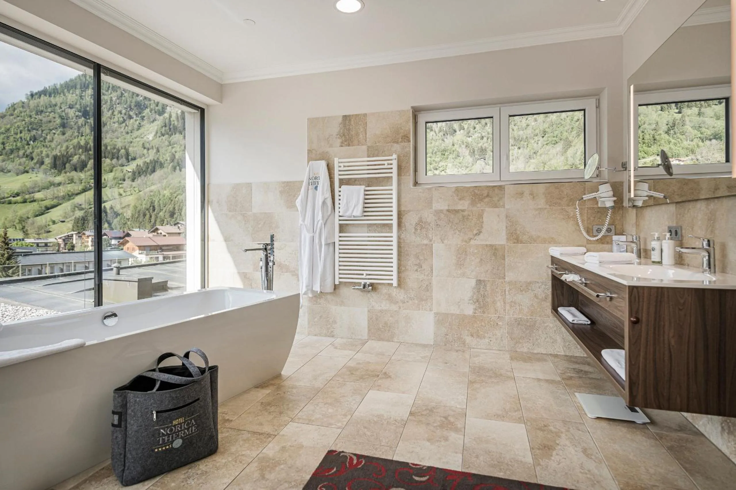 Bathroom in Hotel Norica - Thermenhotels Gastein mit dem Bademantel direkt in die Therme