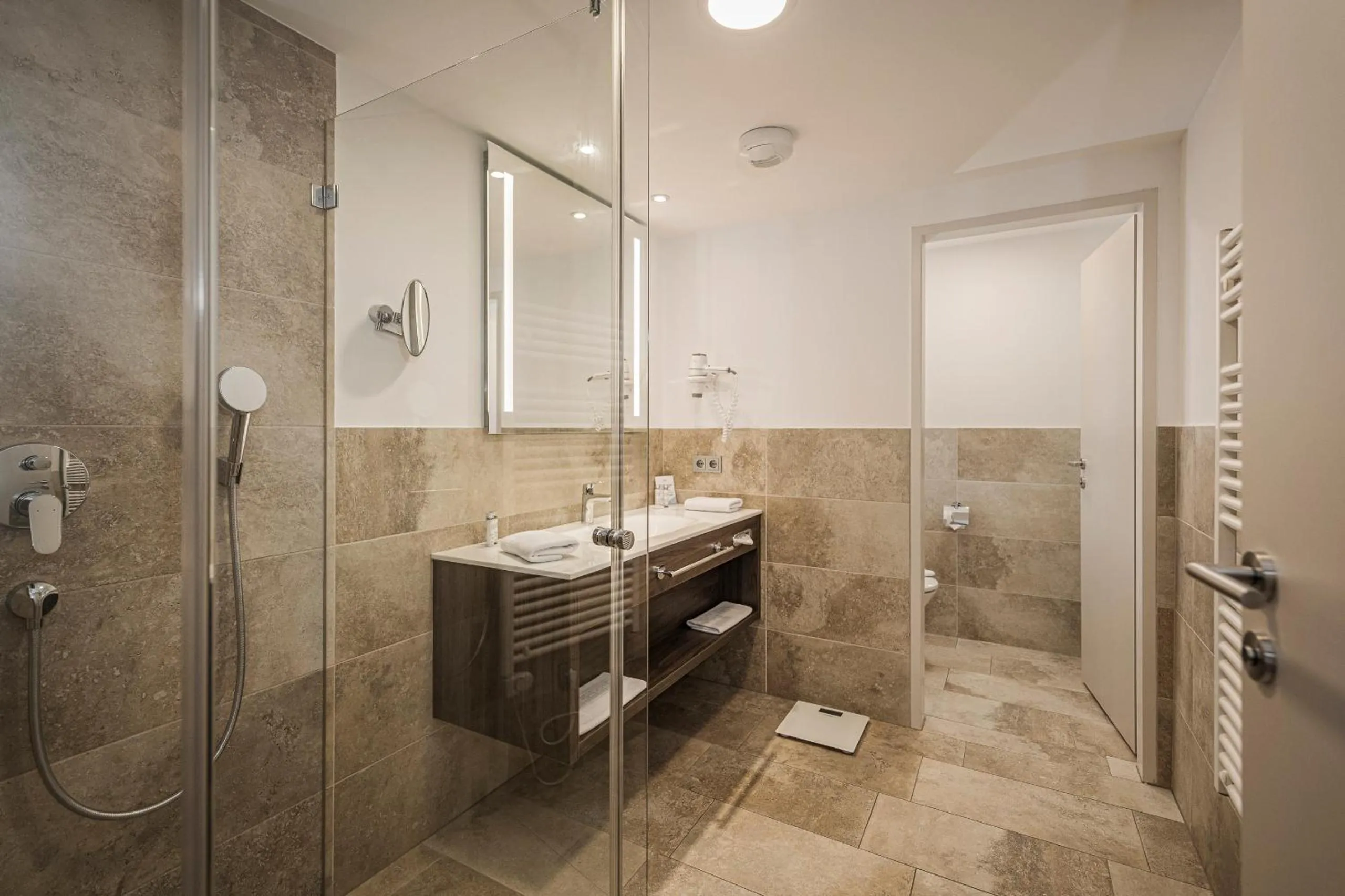 Shower in Hotel Norica - Thermenhotels Gastein mit dem Bademantel direkt in die Therme