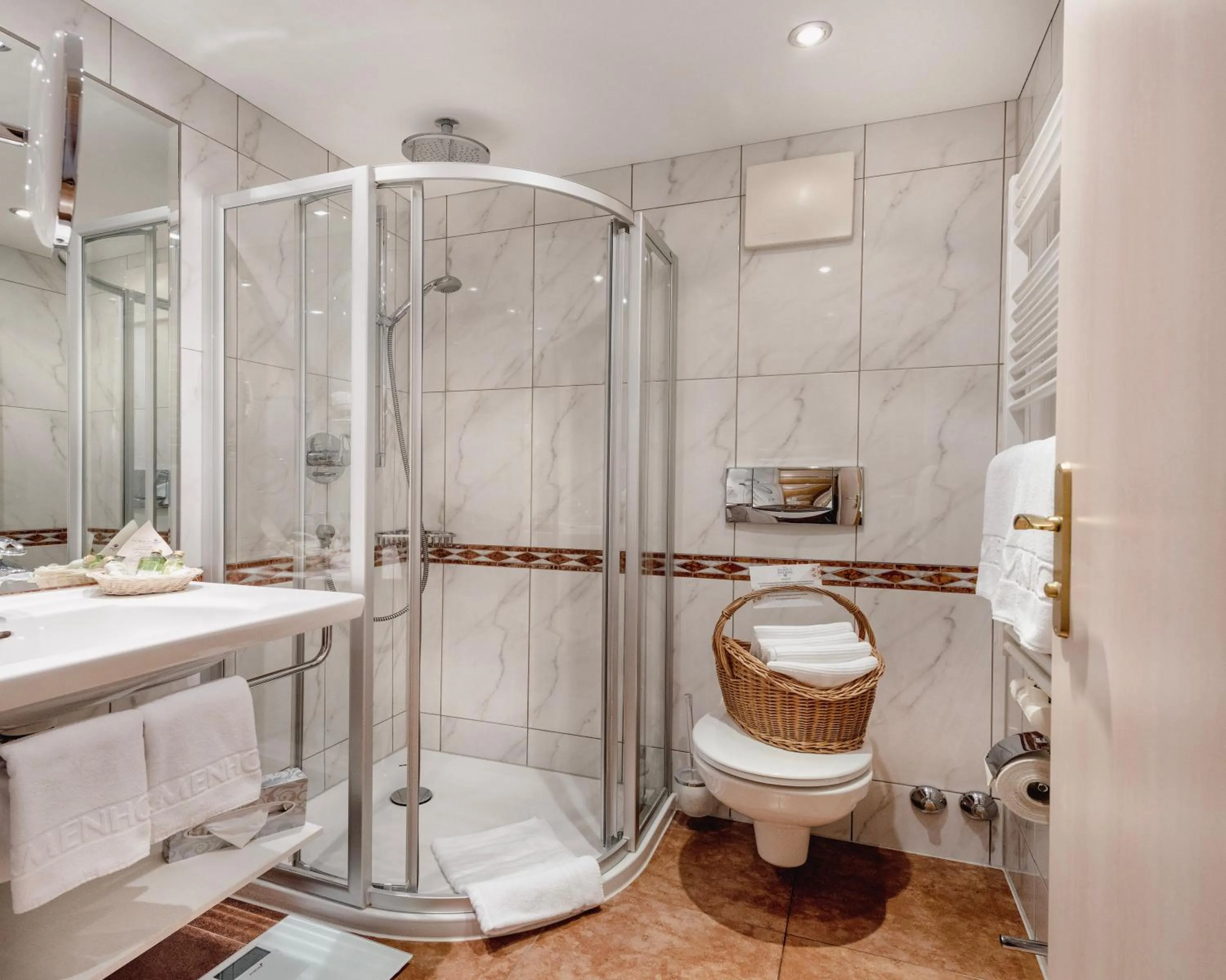 Bathroom in Hotel Norica - Thermenhotels Gastein mit dem Bademantel direkt in die Therme