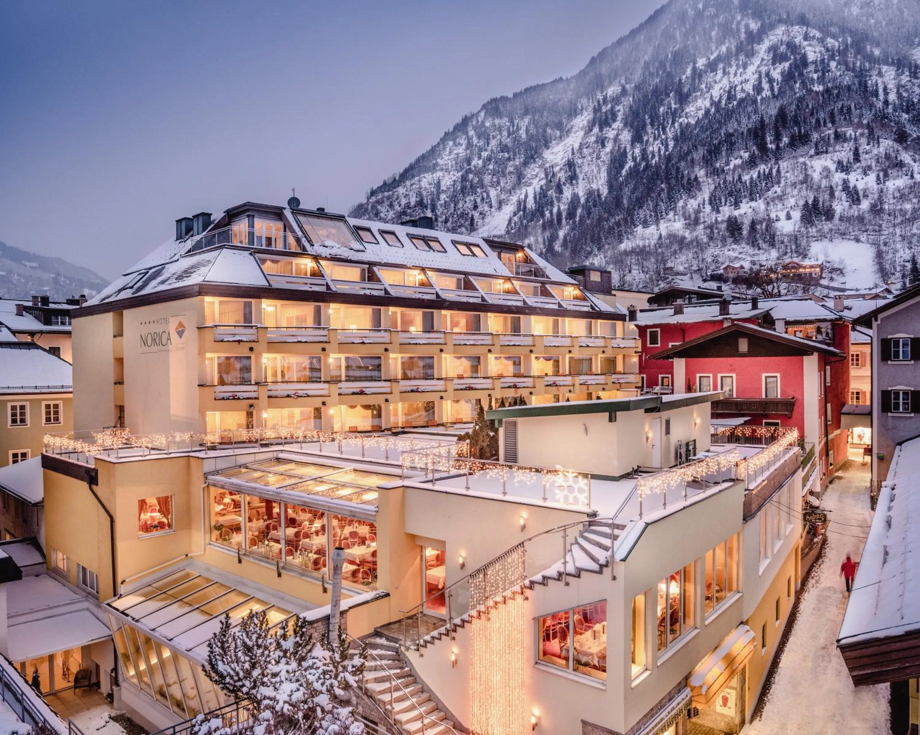 Property building in Hotel Norica - Thermenhotels Gastein mit dem Bademantel direkt in die Therme