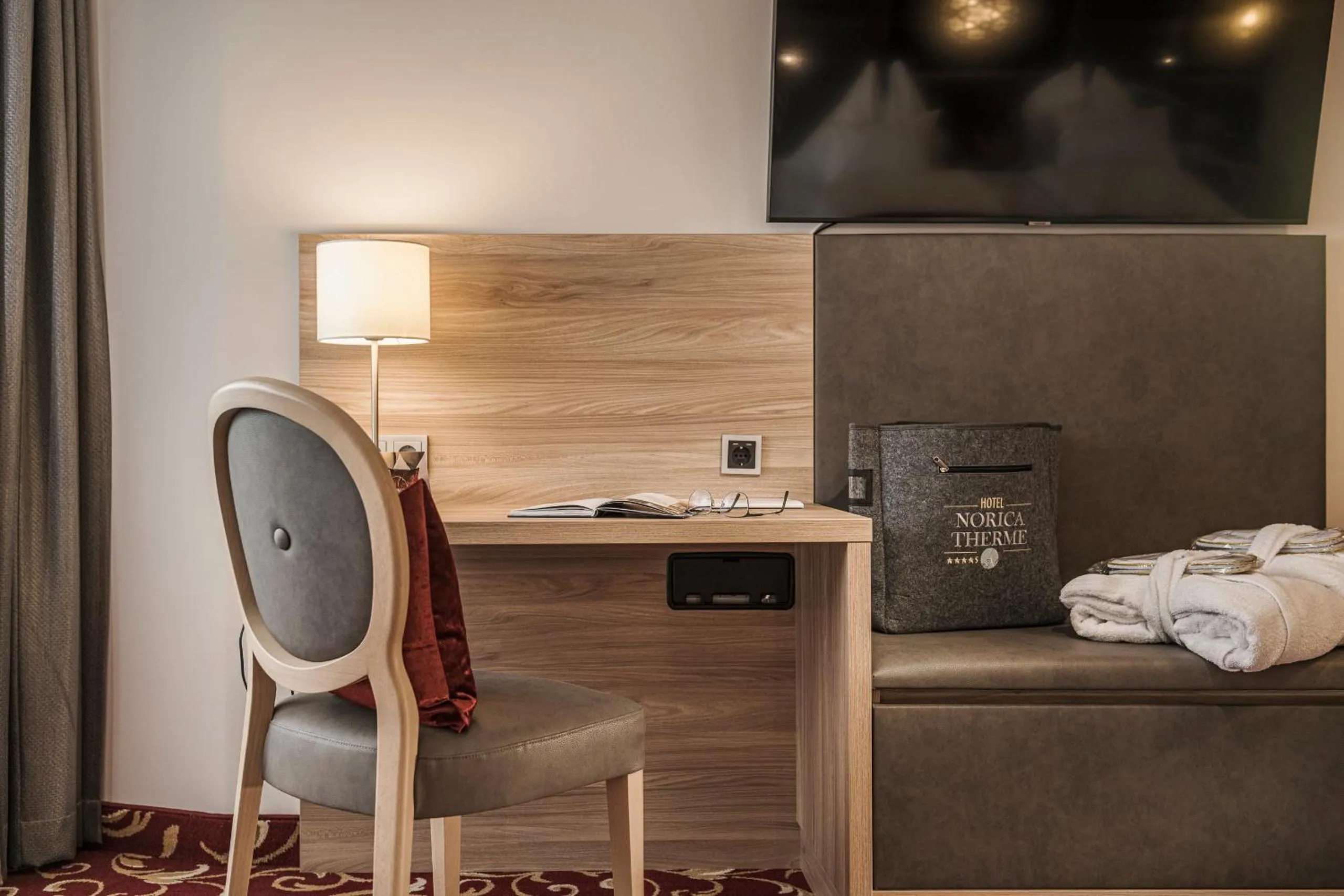 TV and multimedia, Bed in Hotel Norica - Thermenhotels Gastein mit dem Bademantel direkt in die Therme