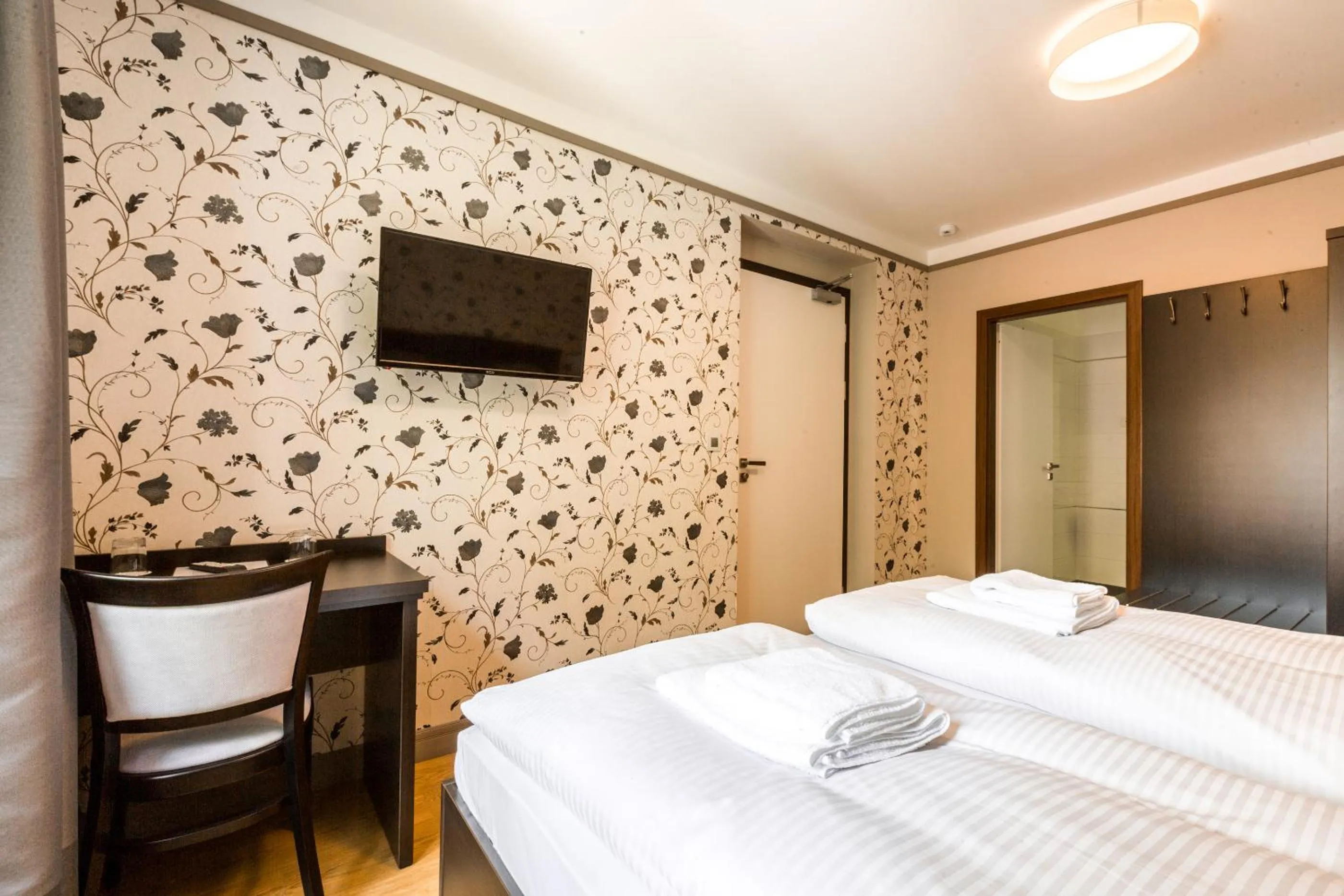 TV and multimedia, Bed in Hotel Mandát