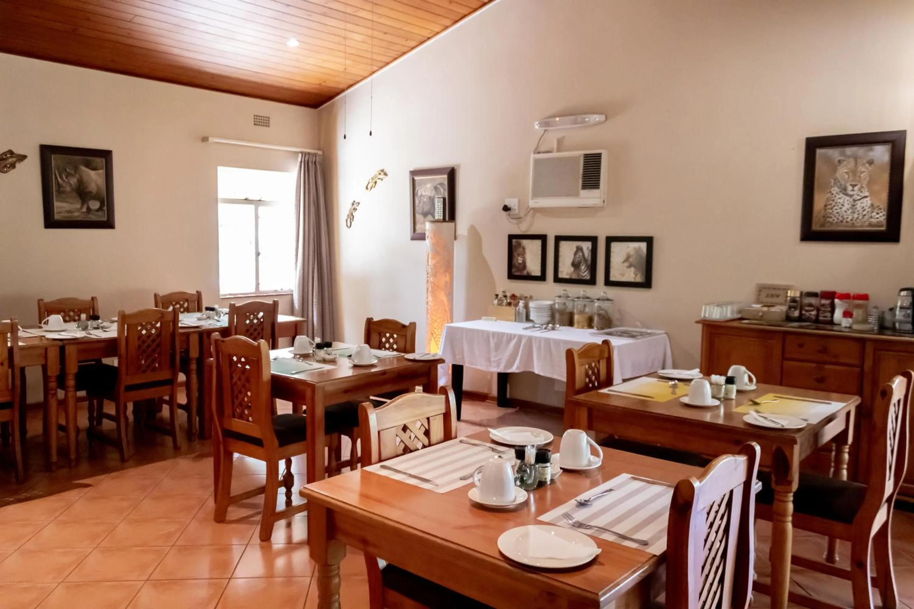 Restaurant/places to eat in Sunbird Lodge