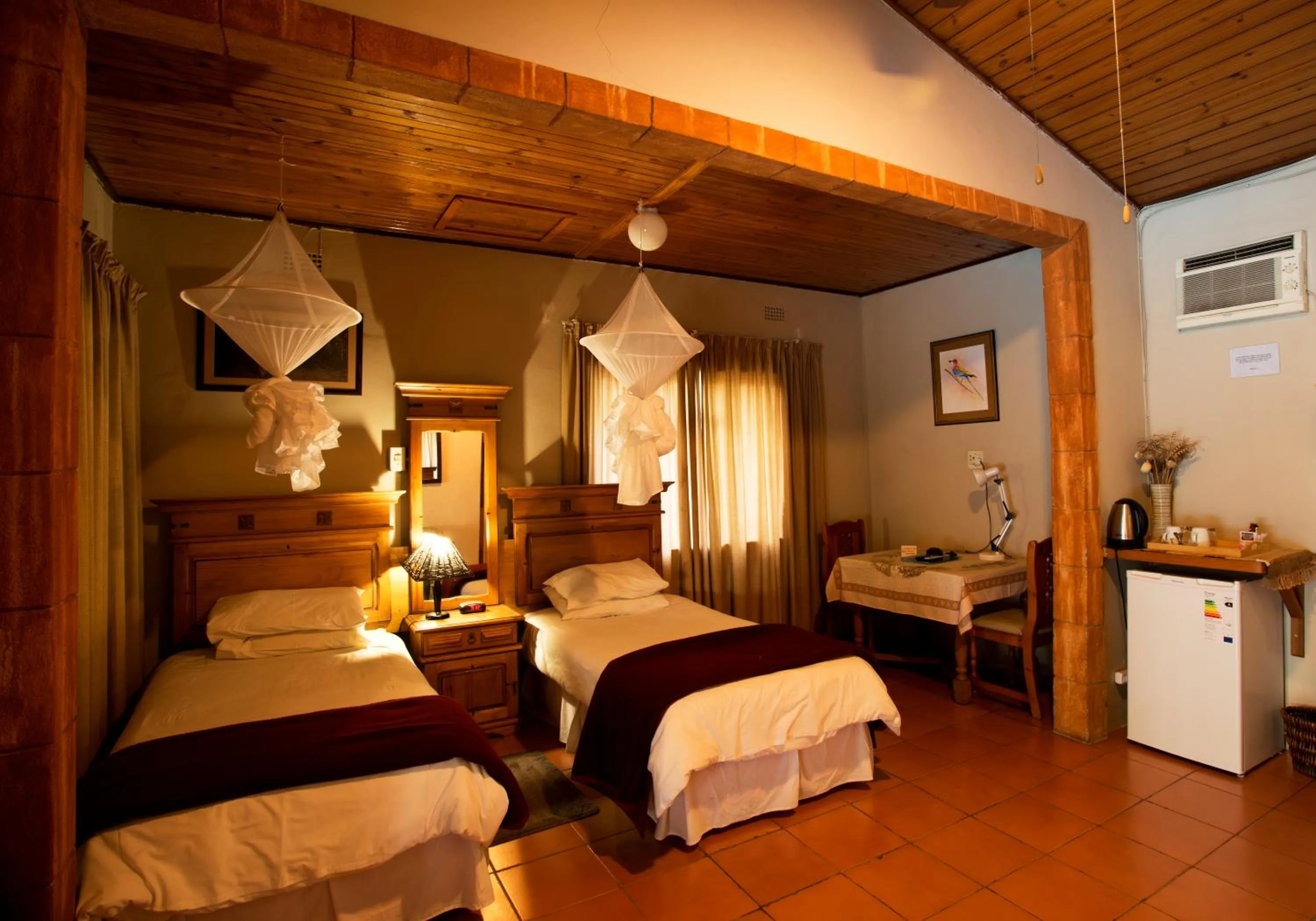 Photo of the whole room, Bed in Sunbird Lodge