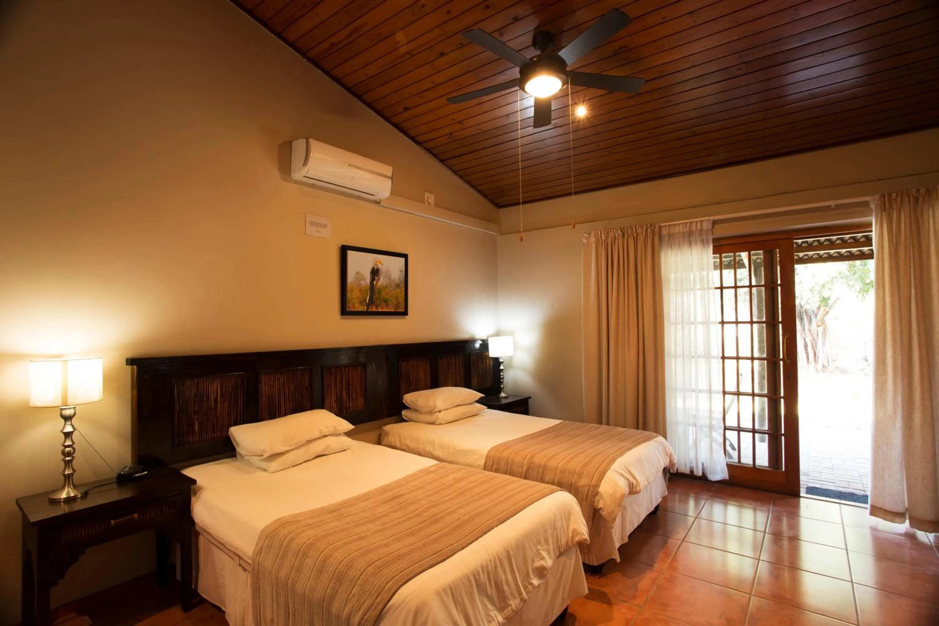 Photo of the whole room, Bed in Sunbird Lodge