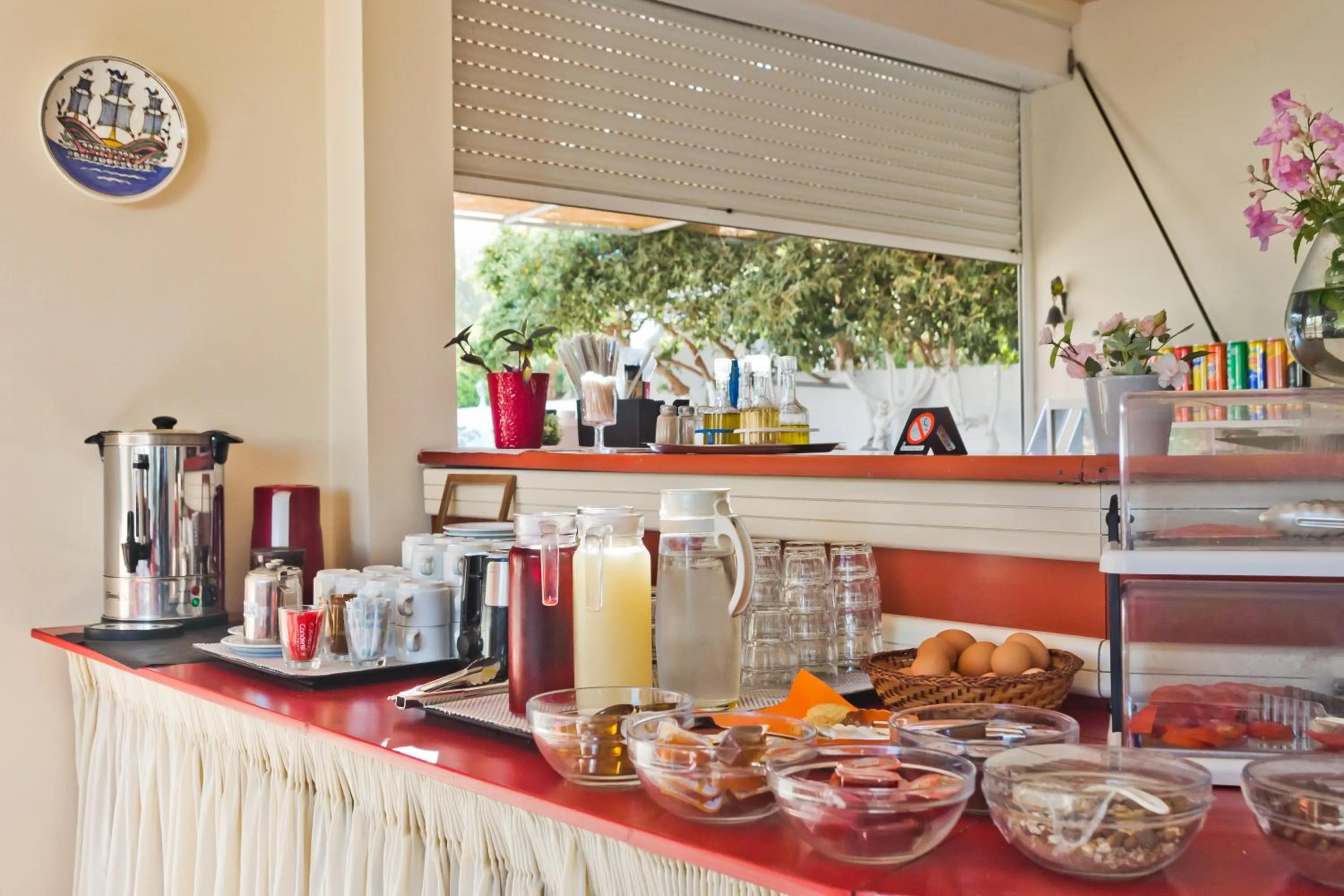 Coffee/tea facilities in Regina Studios & Hotel