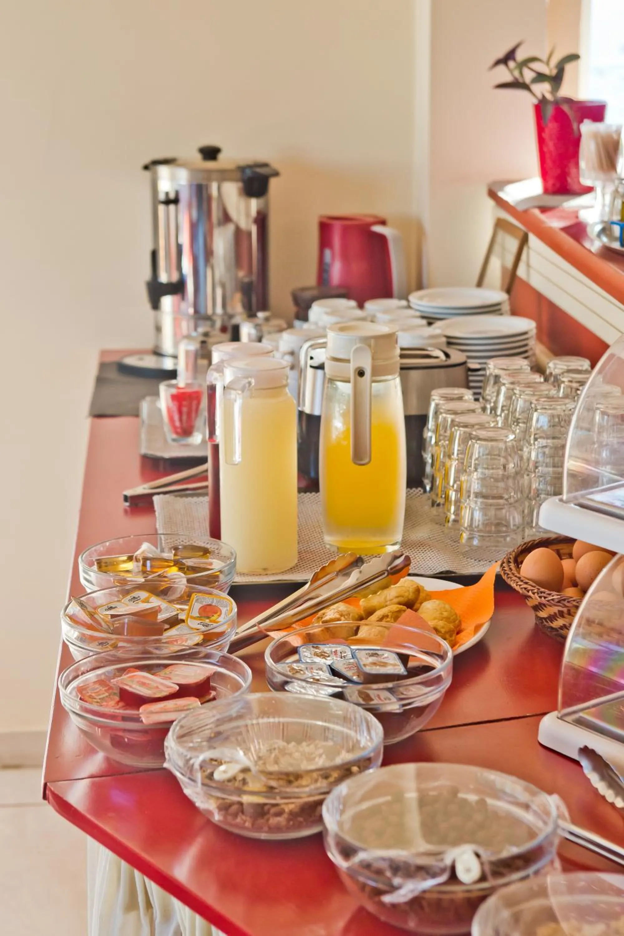 Coffee/tea facilities in Regina Studios & Hotel