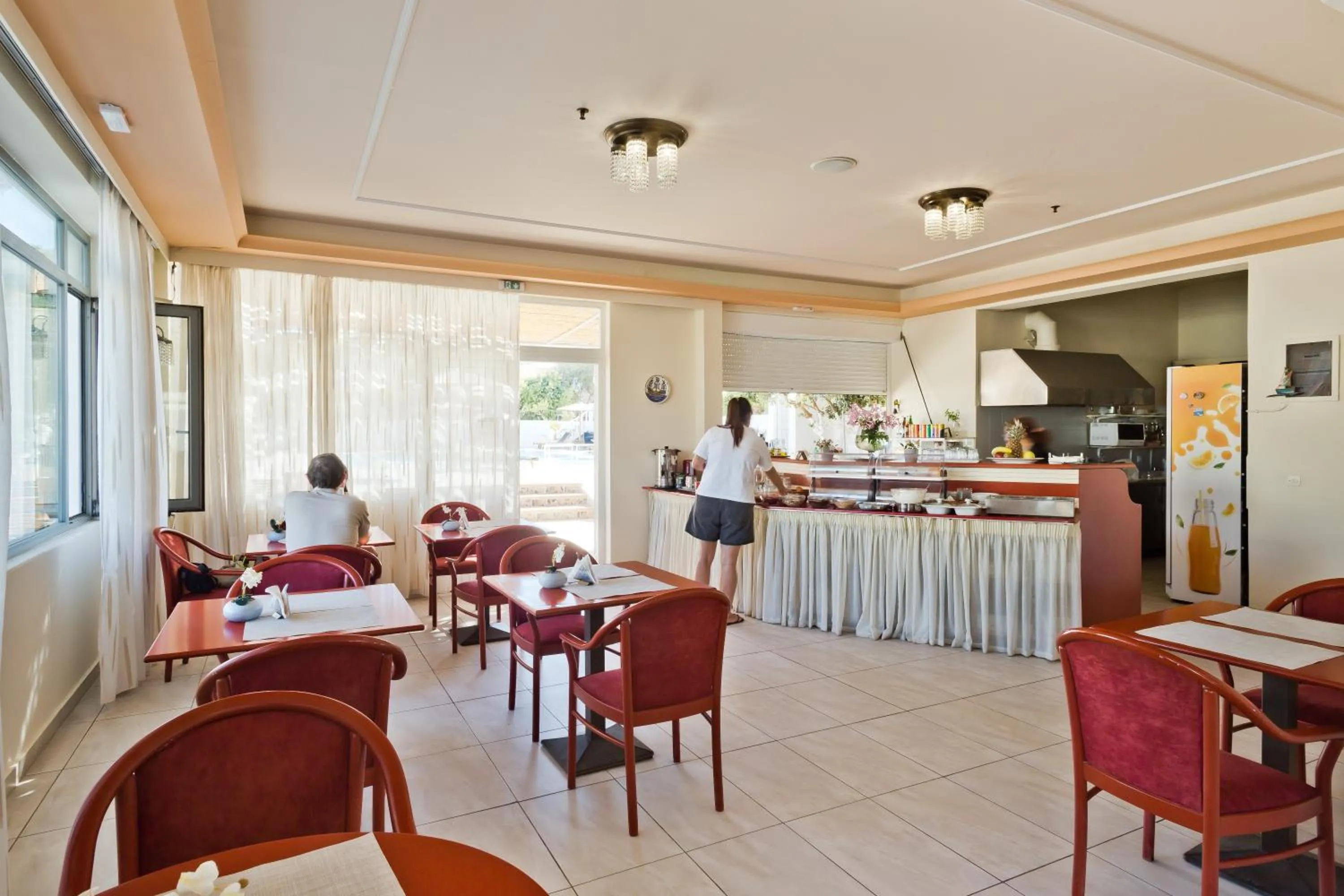 Restaurant/places to eat in Regina Studios & Hotel