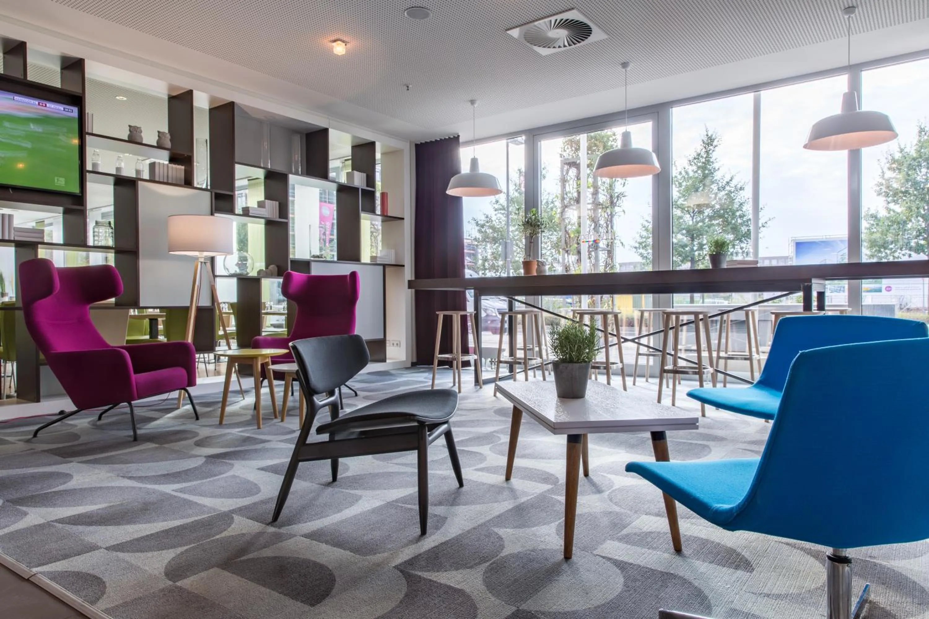 Communal lounge/ TV room in Park Inn by Radisson Frankfurt Airport
