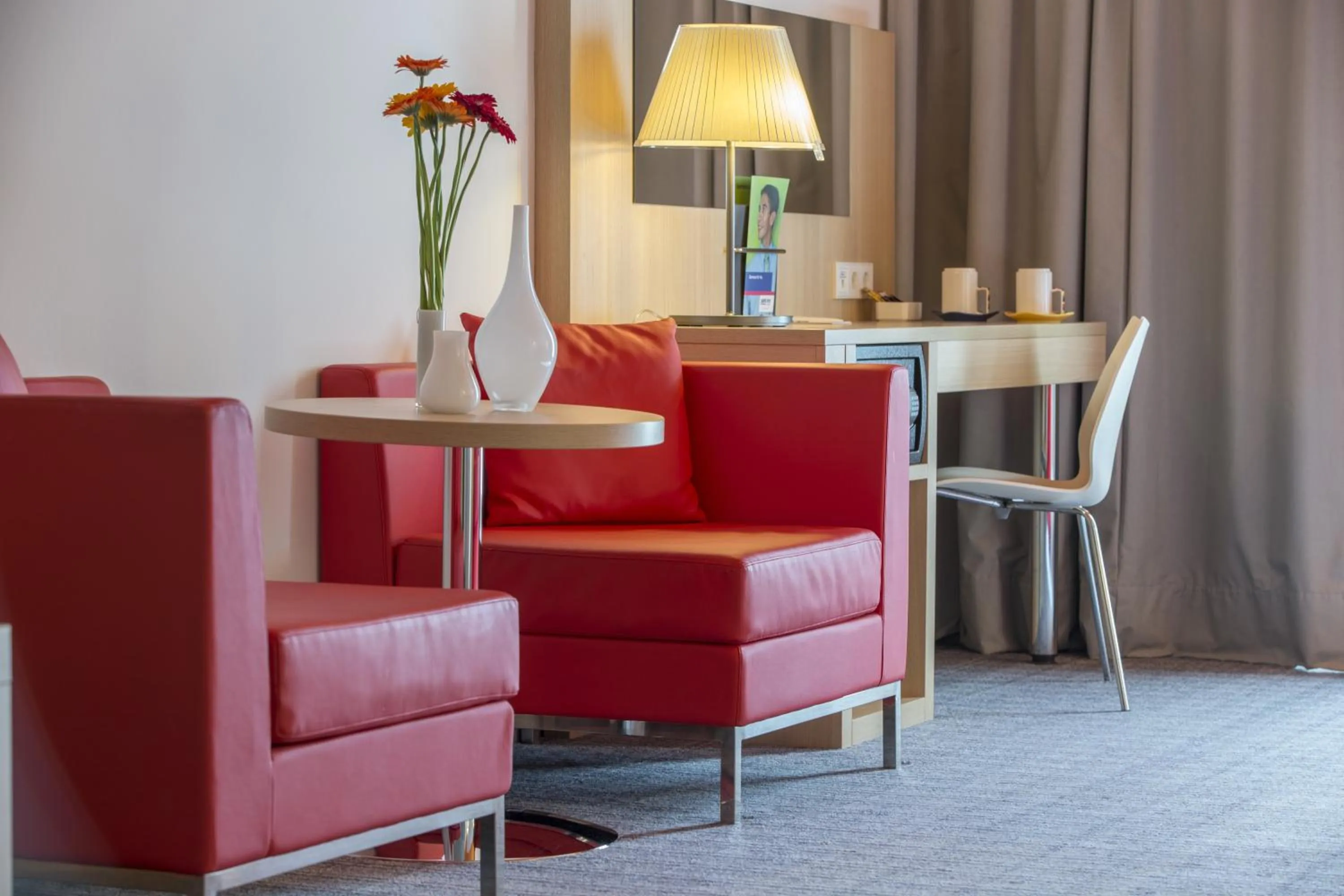 Seating area in Park Inn by Radisson Frankfurt Airport