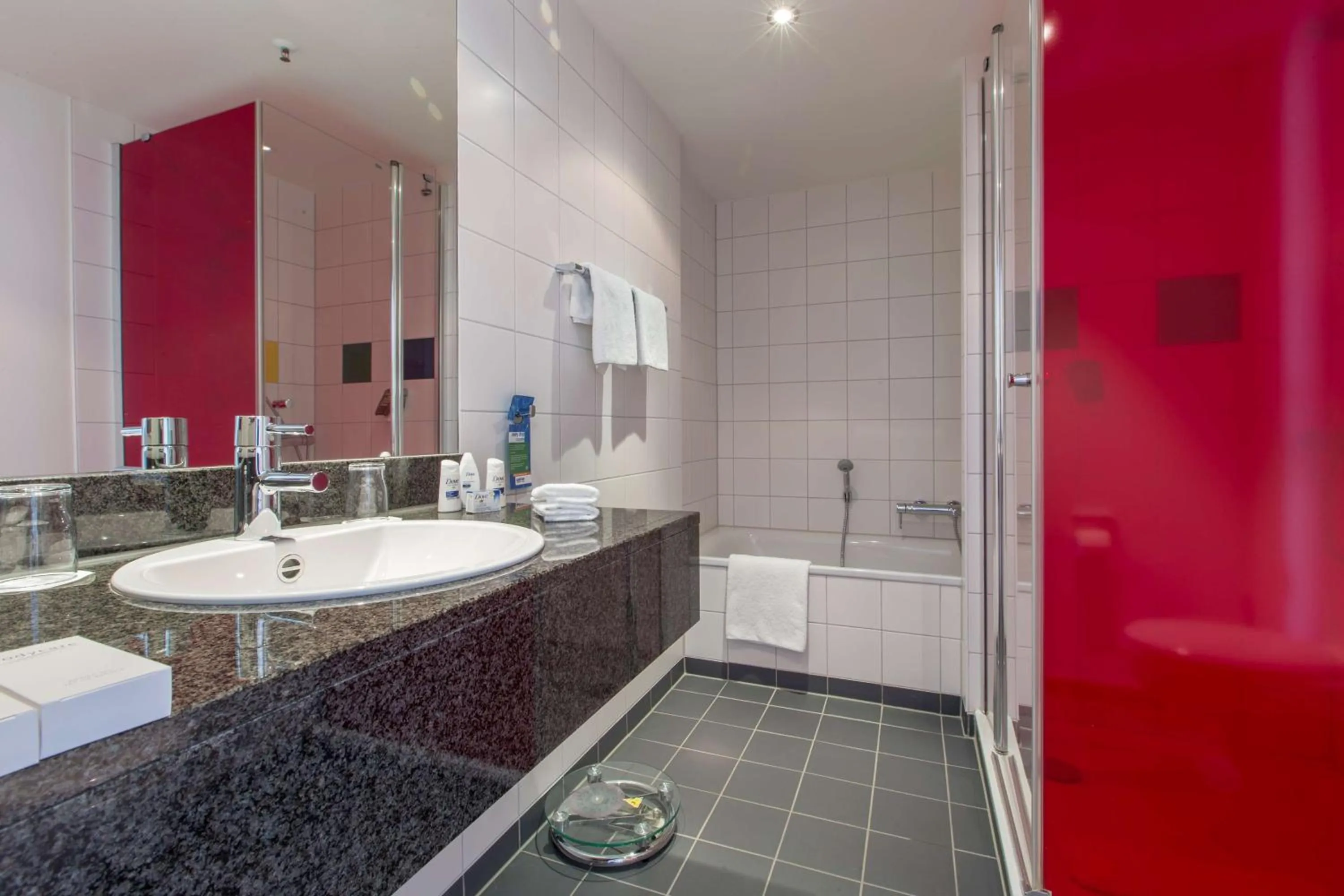 Bathroom in Park Inn by Radisson Frankfurt Airport