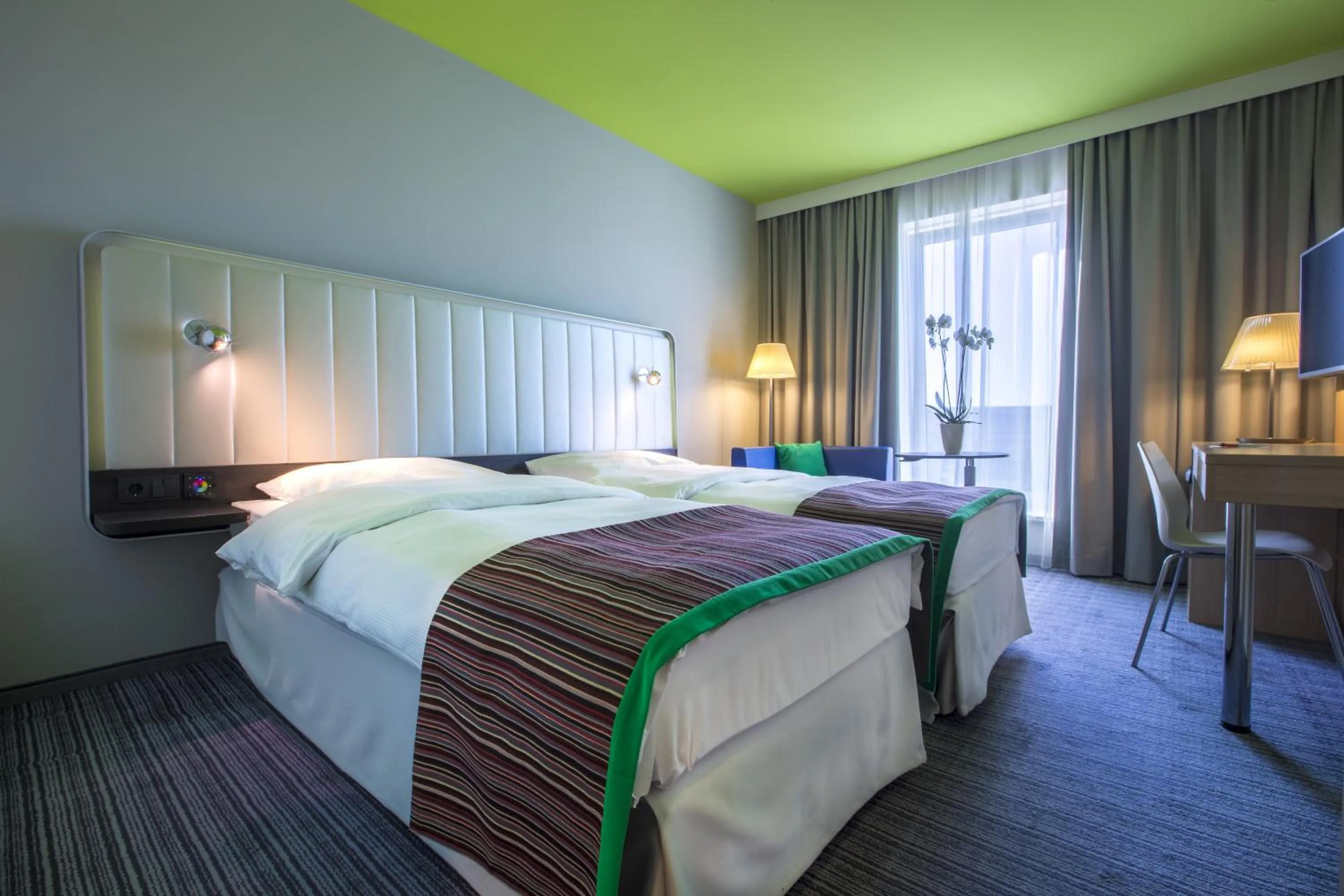 Day, Bed in Park Inn by Radisson Frankfurt Airport