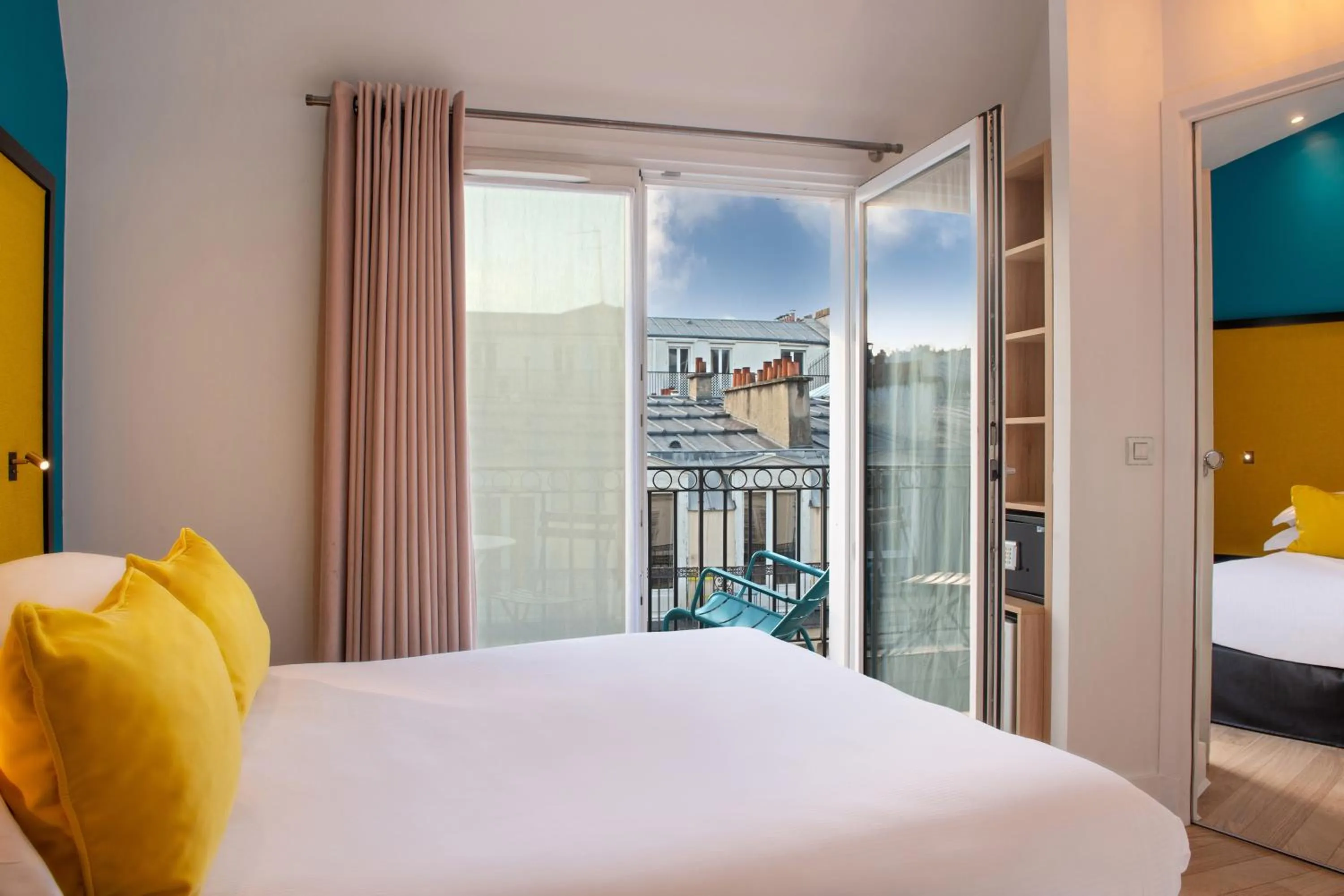 Bed in Arc De Triomphe