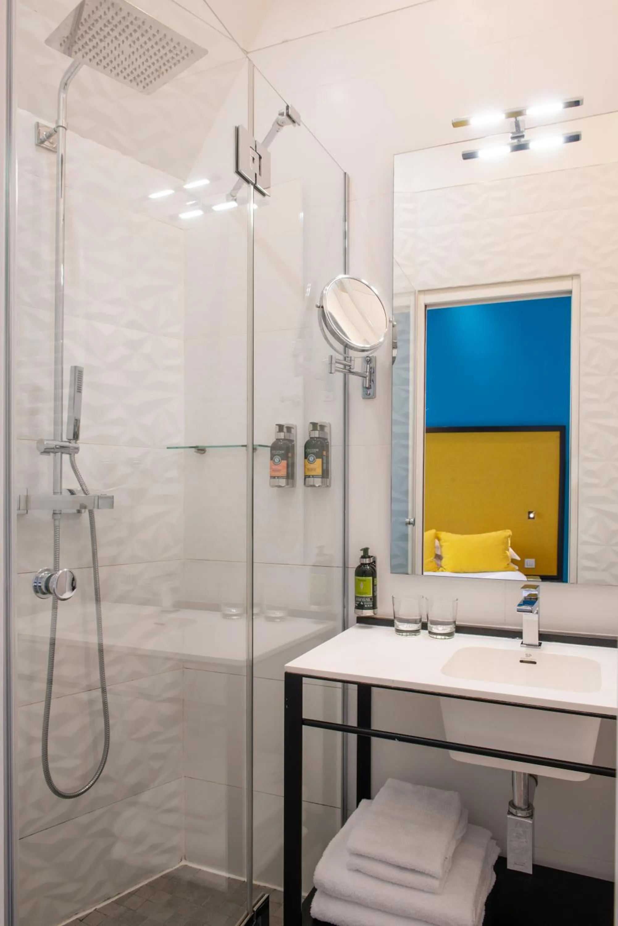 Bathroom in Arc De Triomphe