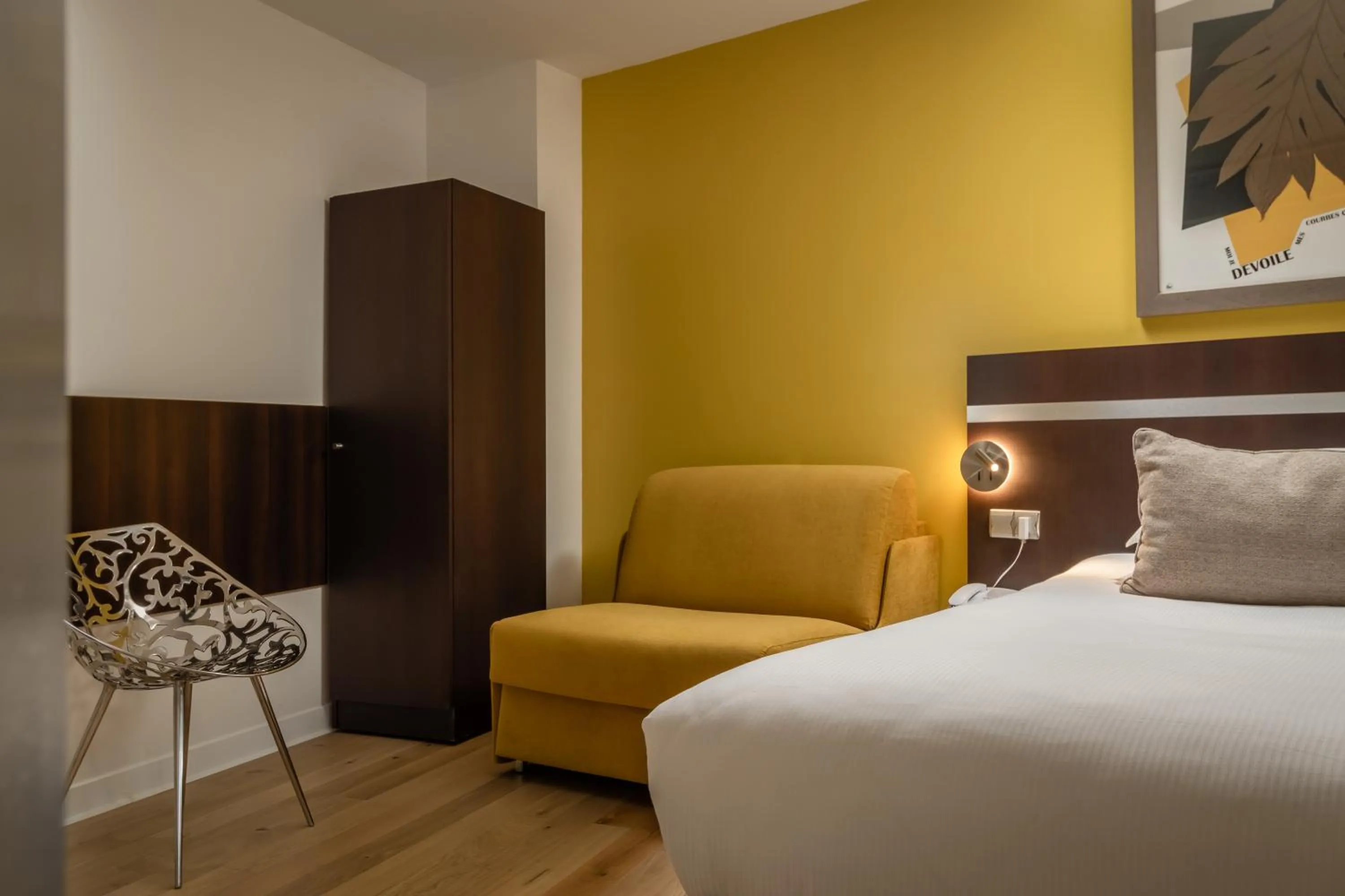 Bed in Arc De Triomphe