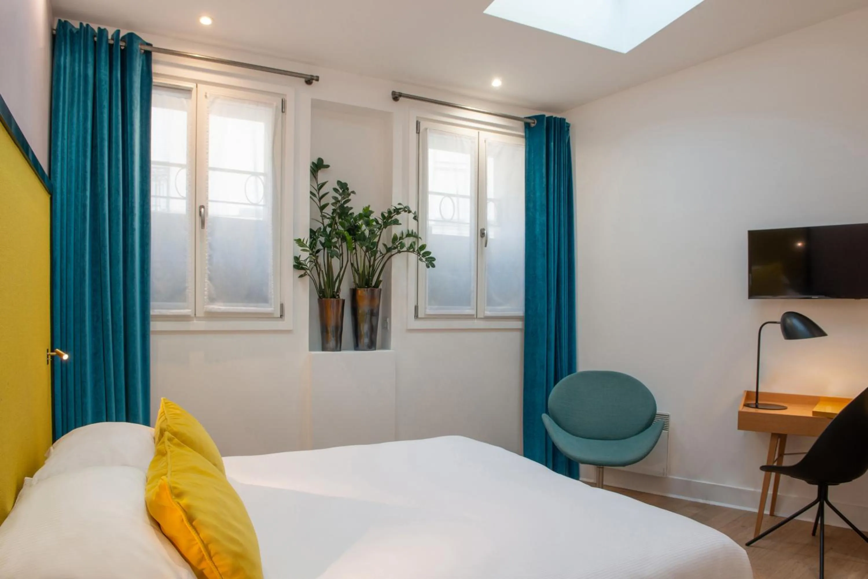 Bed in Arc De Triomphe