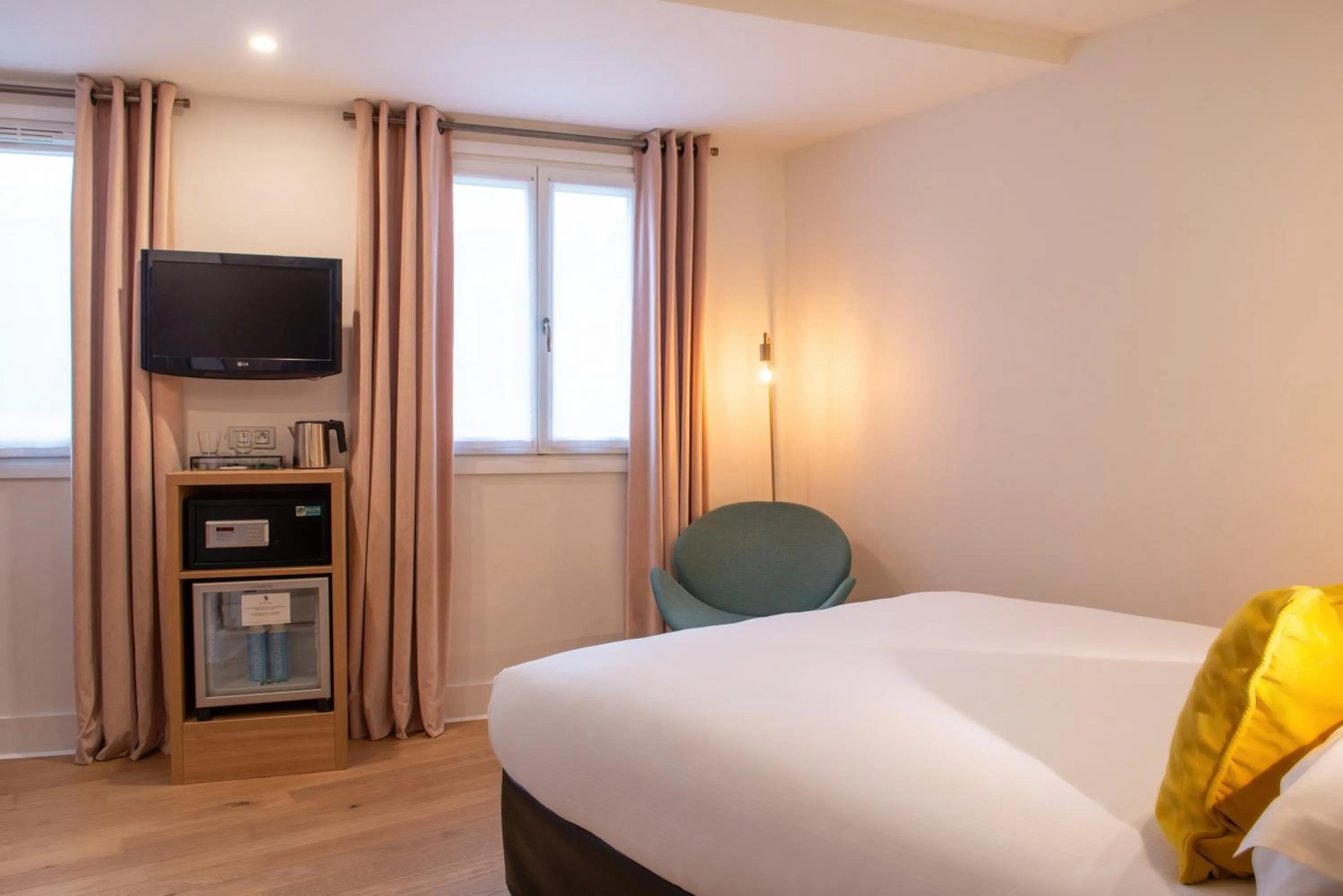 Bed in Arc De Triomphe