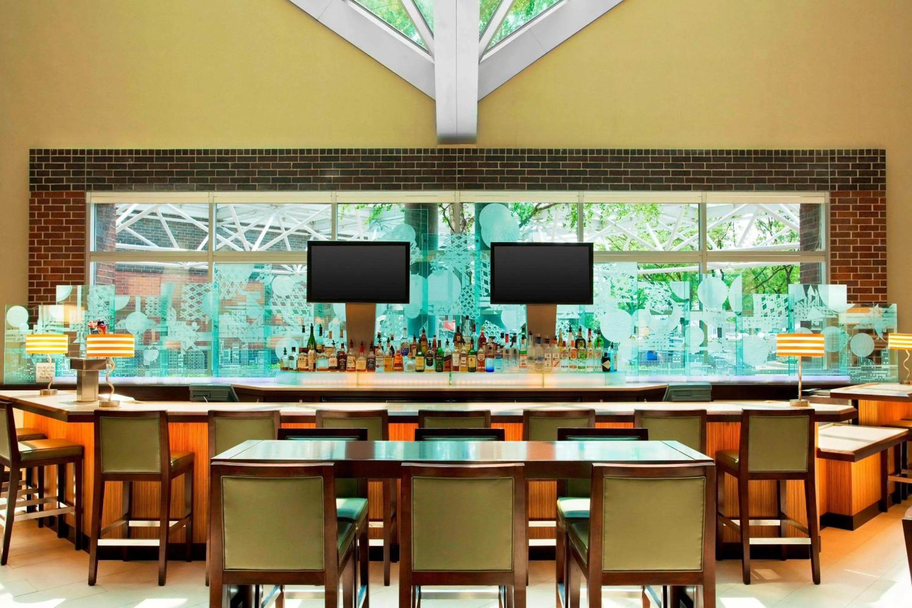 Lounge or bar in Sheraton Indianapolis Hotel at Keystone Crossing